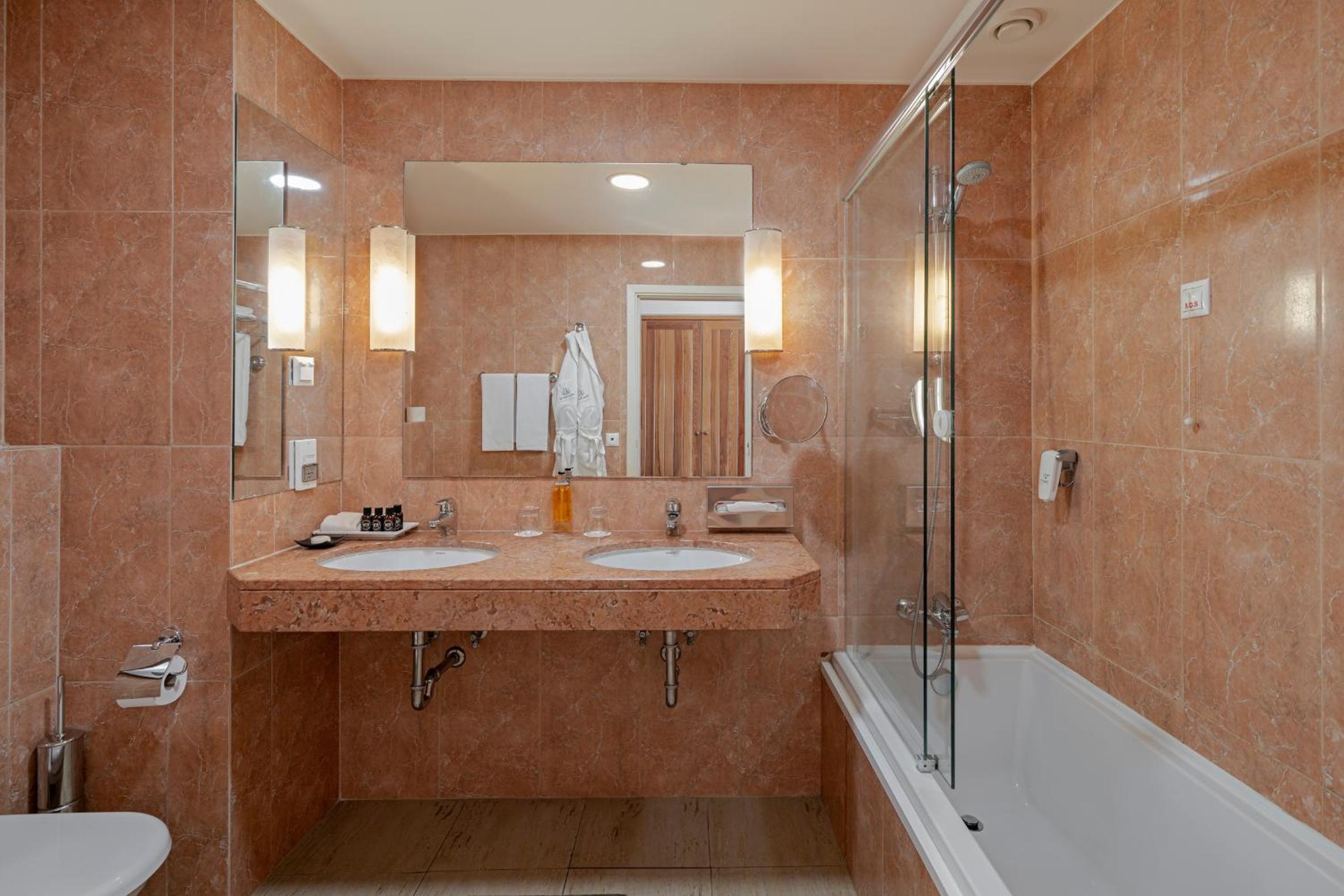 Premium Double Room with Sea View and Balcony - Photo 2