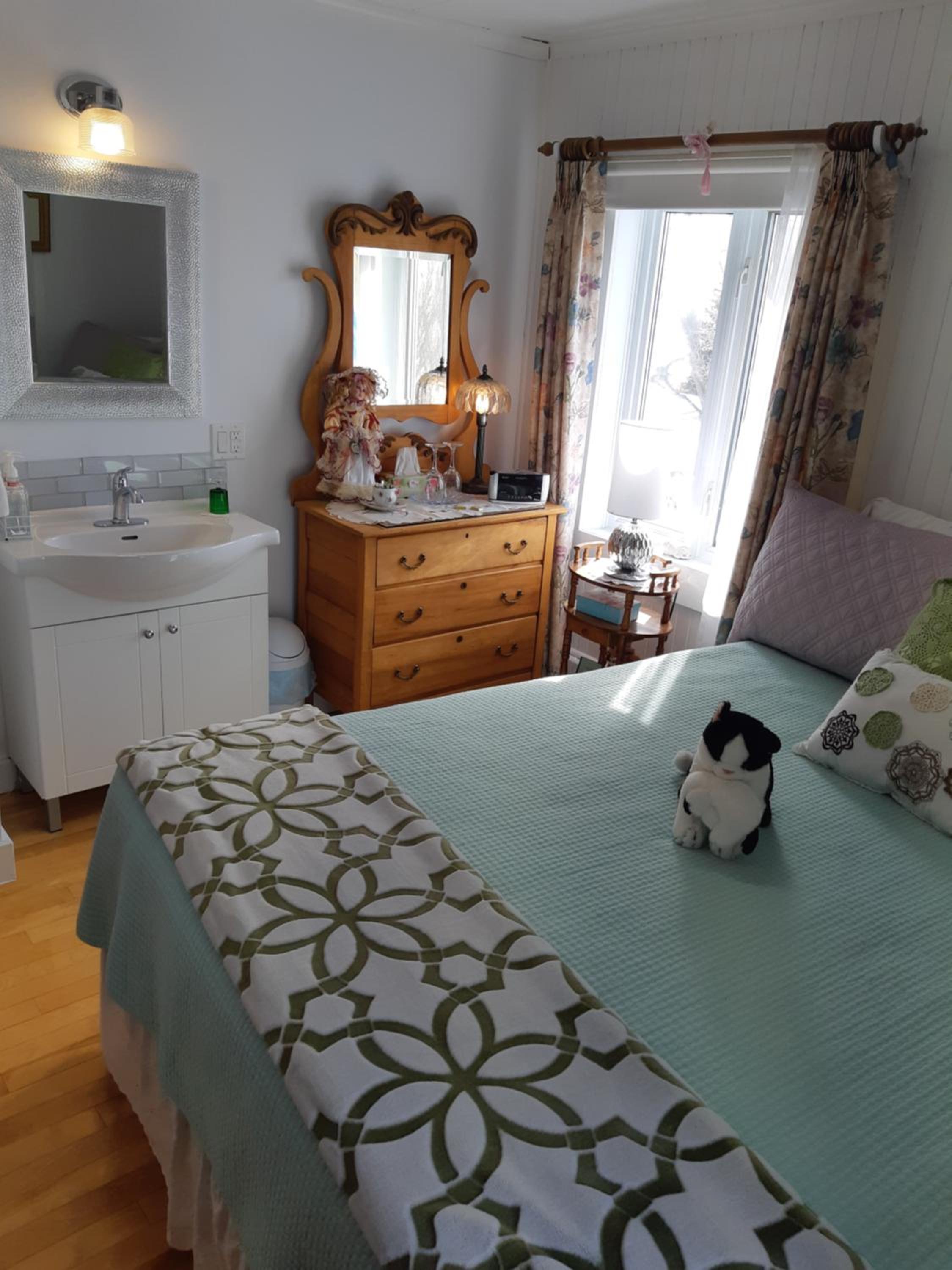 Queen Room with Shared Bathroom