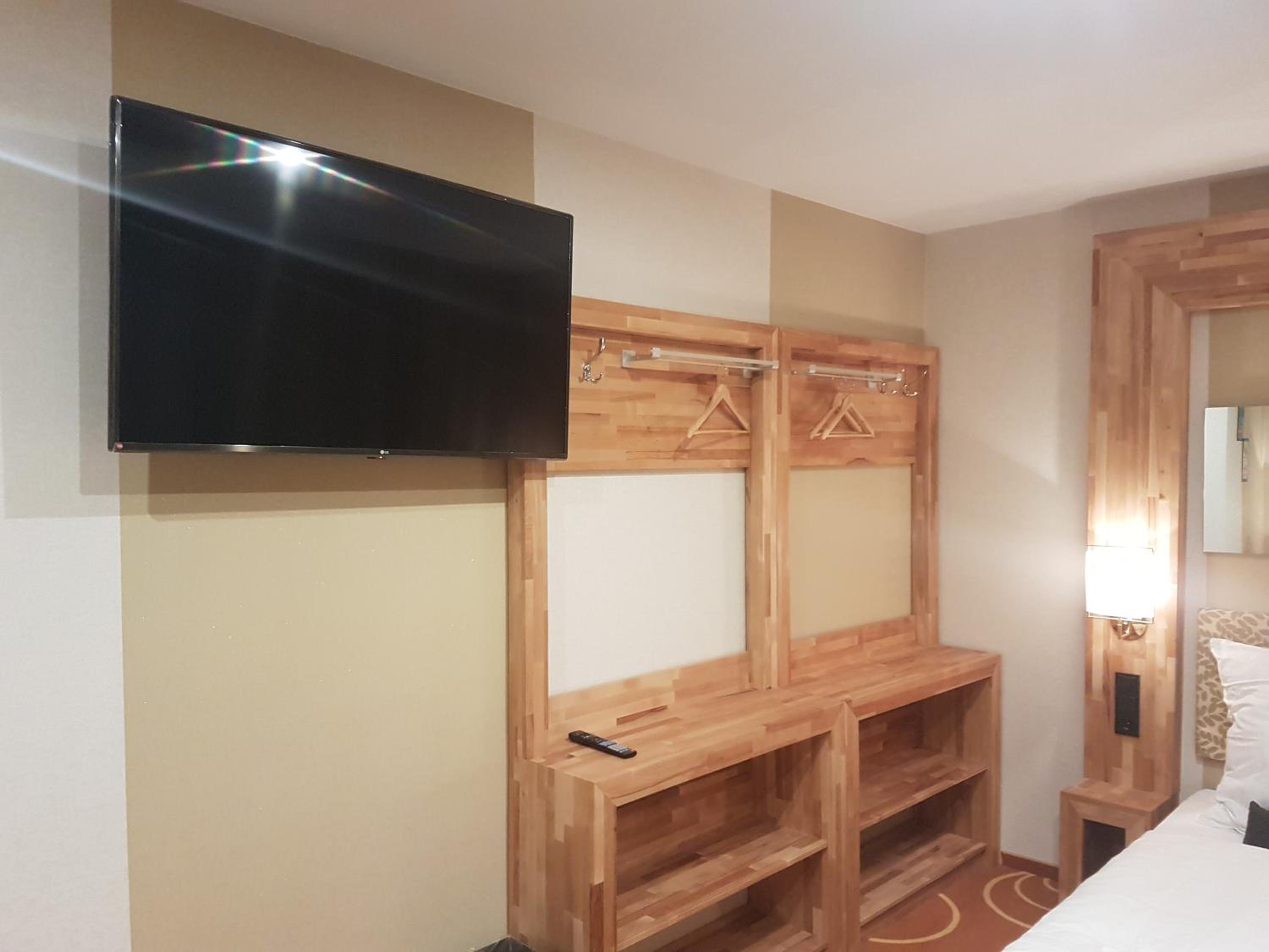 Standard Family Room - Photo 3