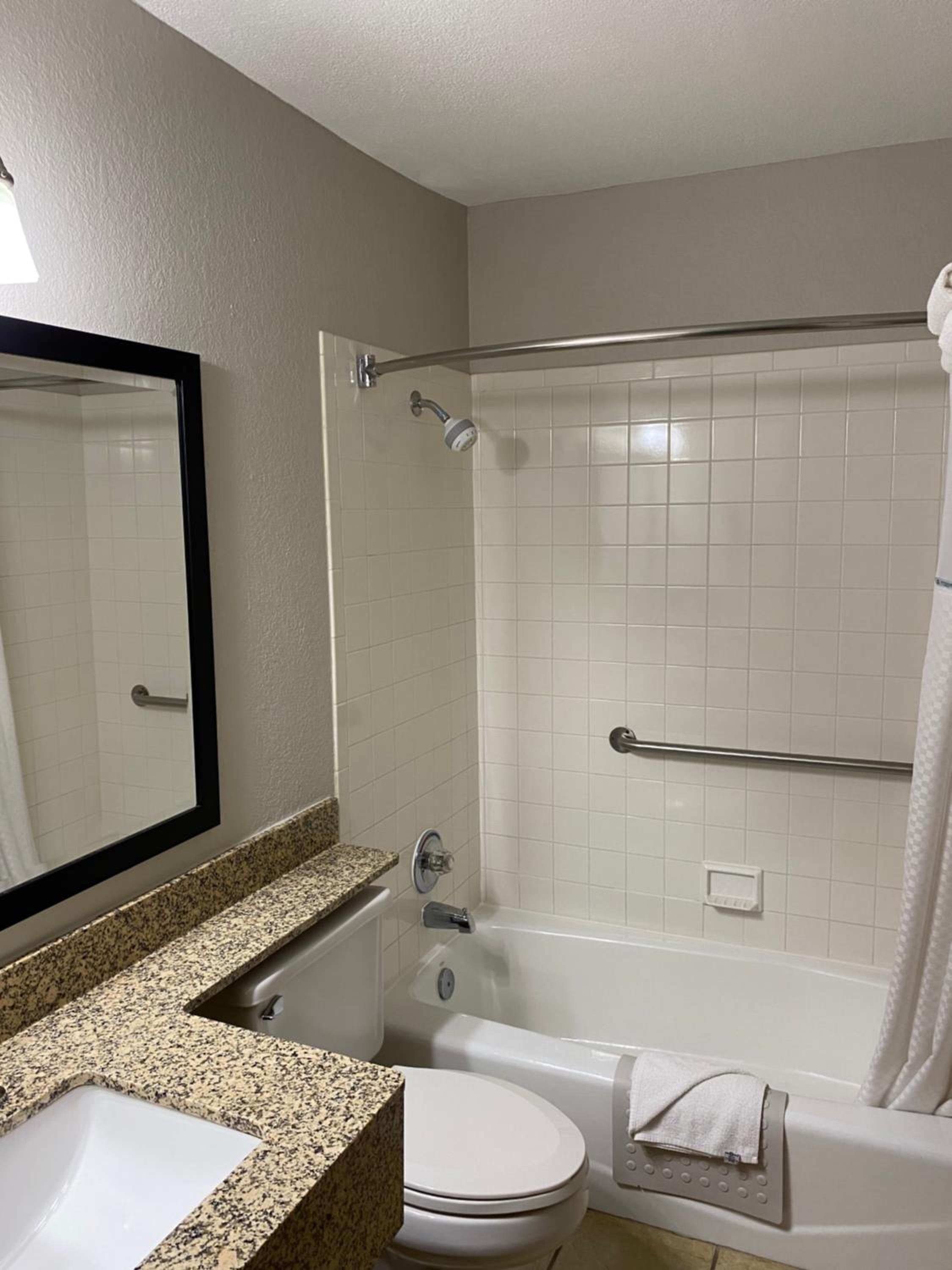 King Suite with Hot Tub - Non-Smoking - Photo 4