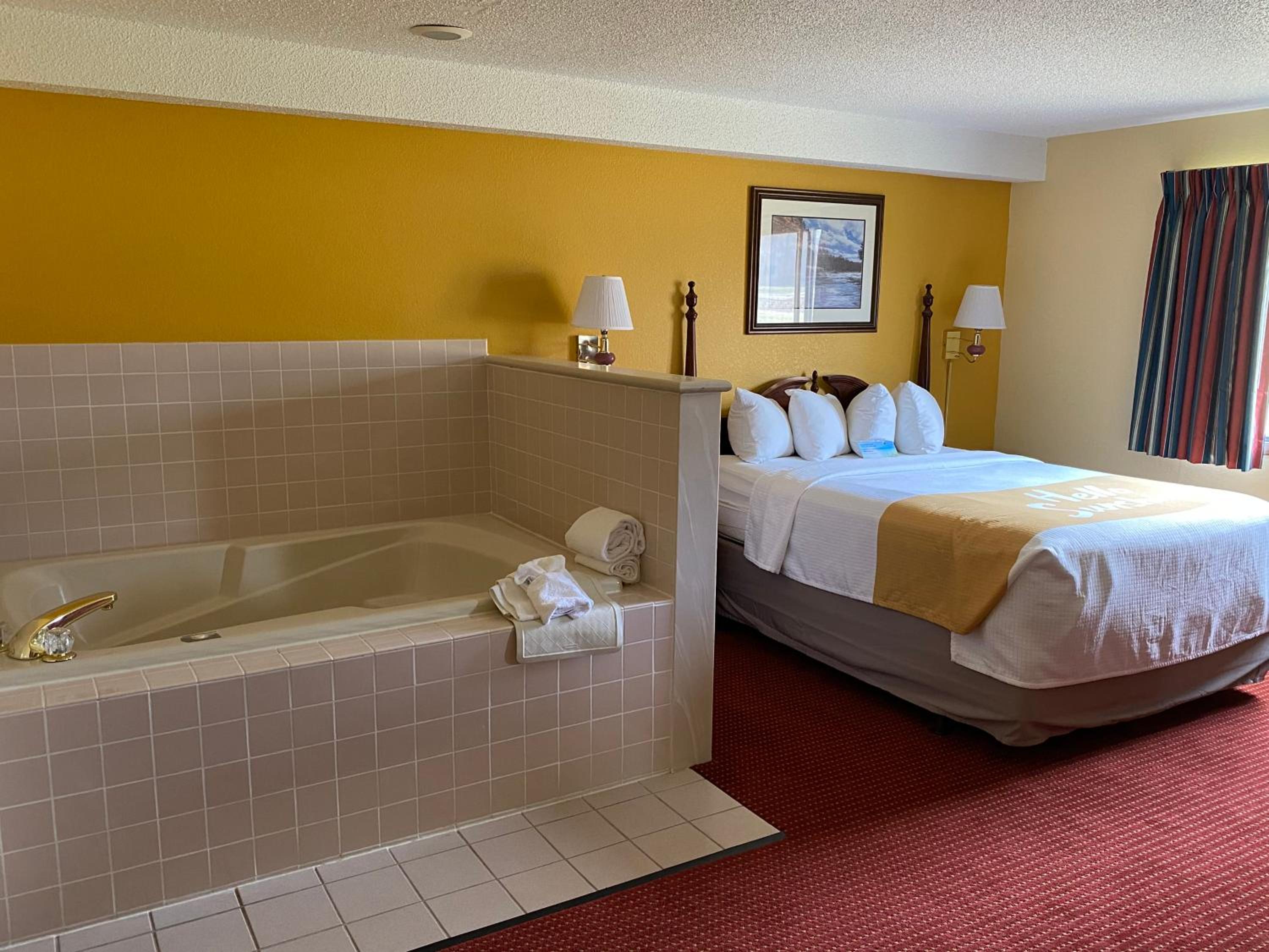 Queen Suite with Hot Tub - Non-Smoking - Photo 2