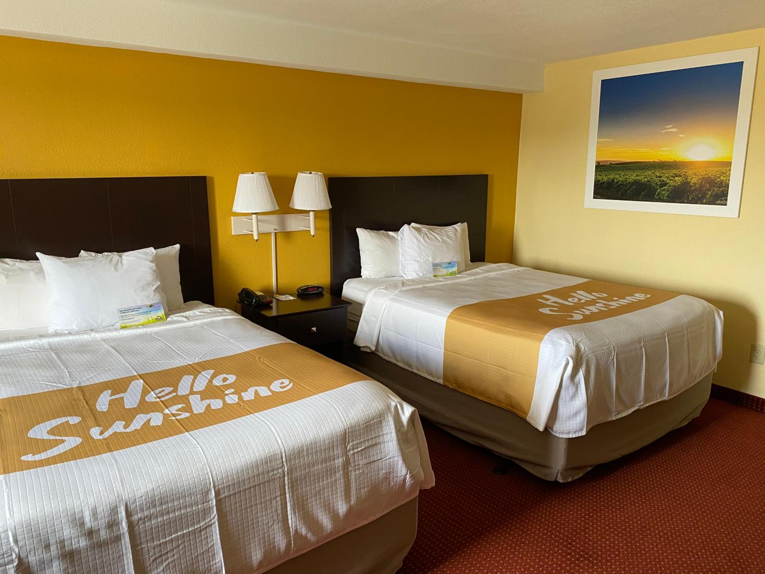 Deluxe Queen Room with Two Queen Beds - Non-Smoking - Photo 2