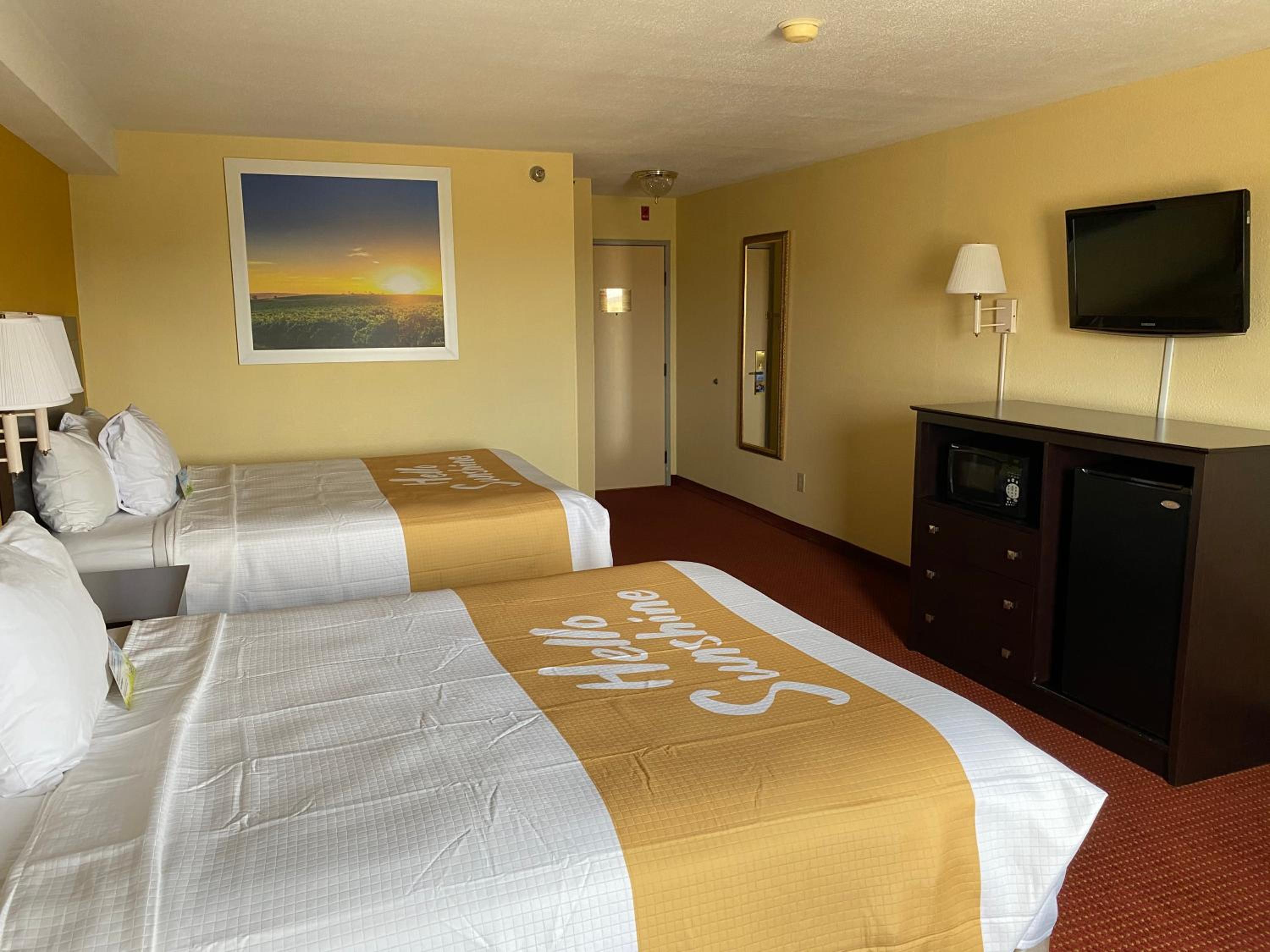 Deluxe Queen Room with Two Queen Beds - Non-Smoking - Photo 7