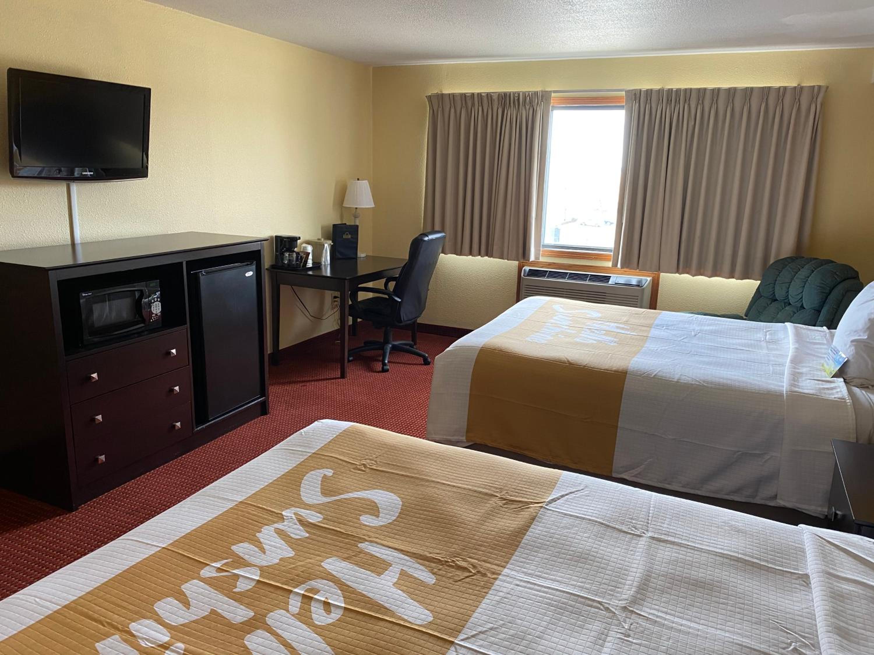Deluxe Queen Room with Two Queen Beds - Non-Smoking - Photo 3
