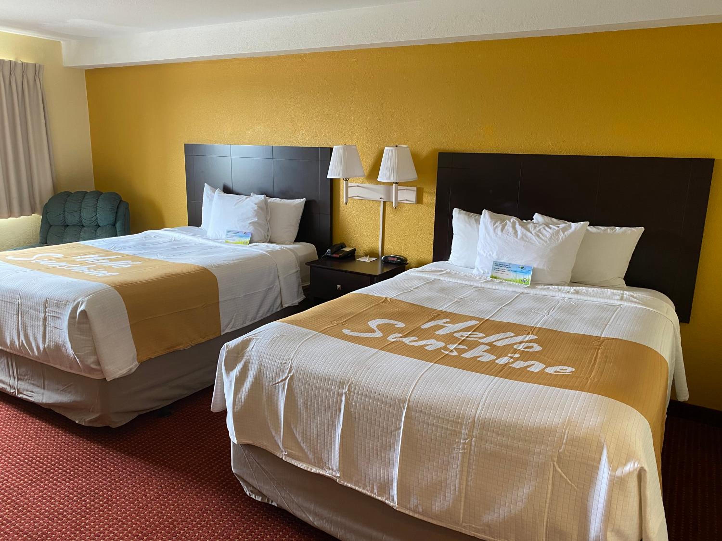 Deluxe Queen Room with Two Queen Beds - Non-Smoking - Photo 4