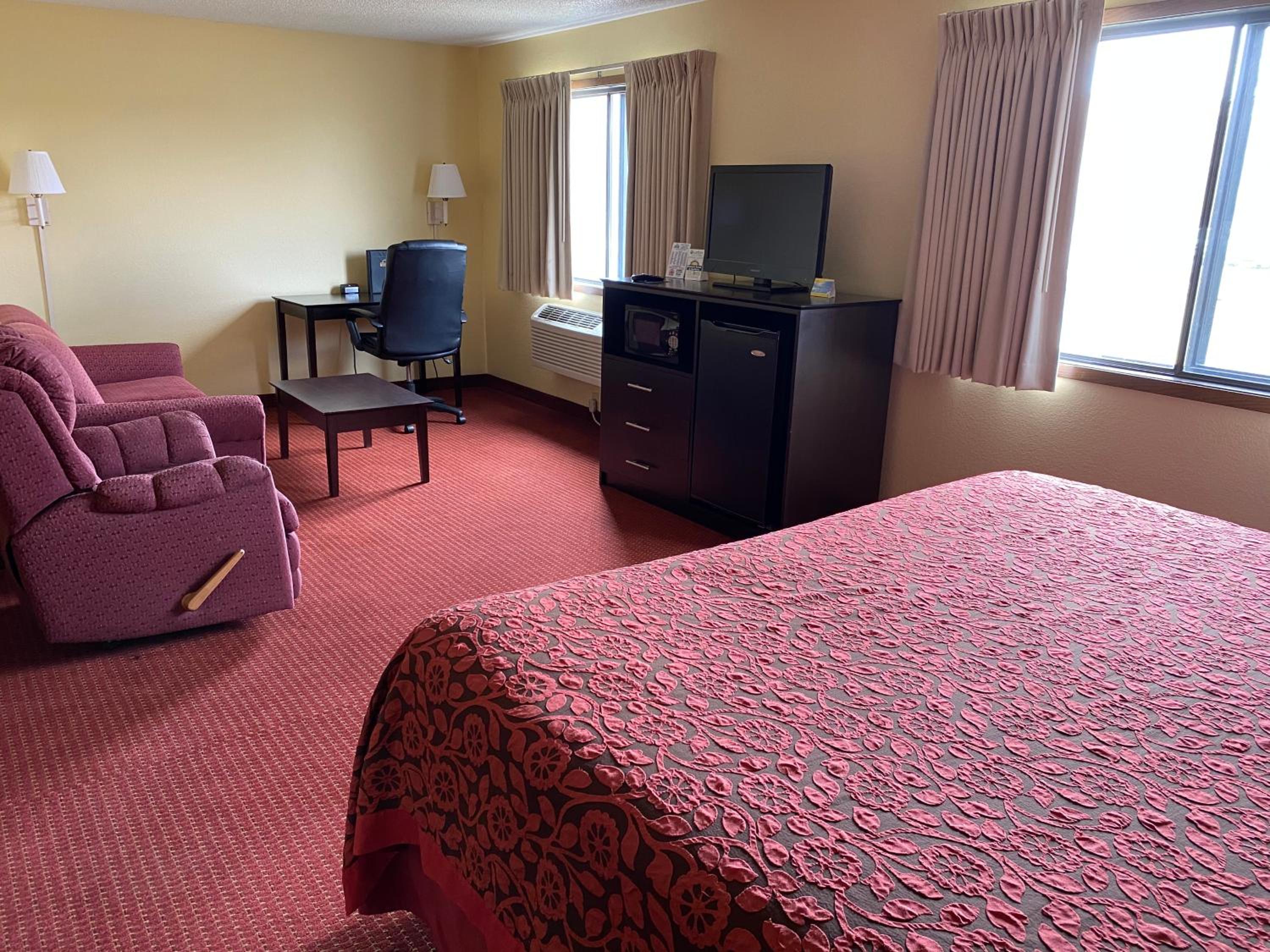Deluxe King Suite - Non-Smoking - Photo 3