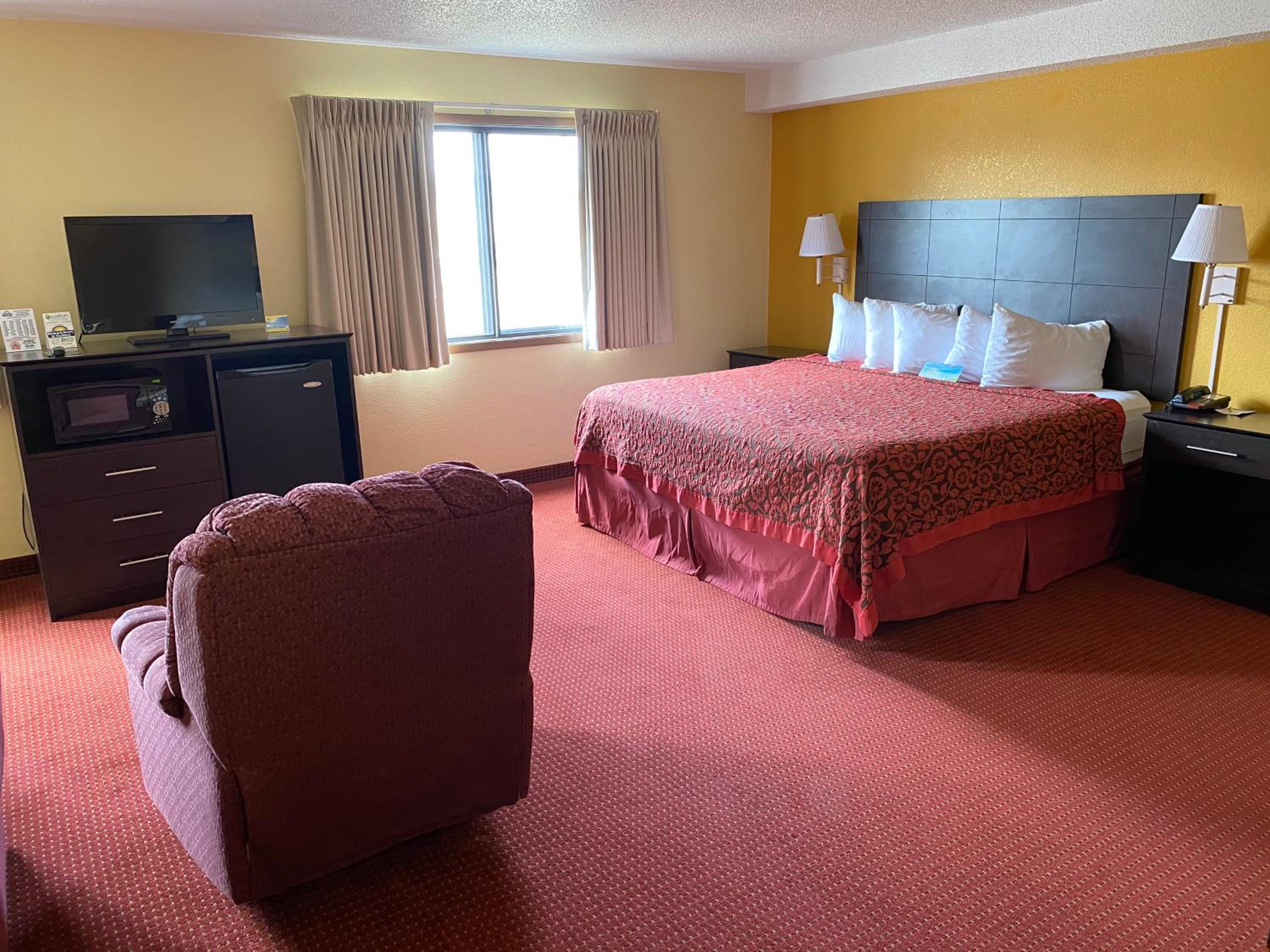 Deluxe King Suite - Non-Smoking - Photo 7