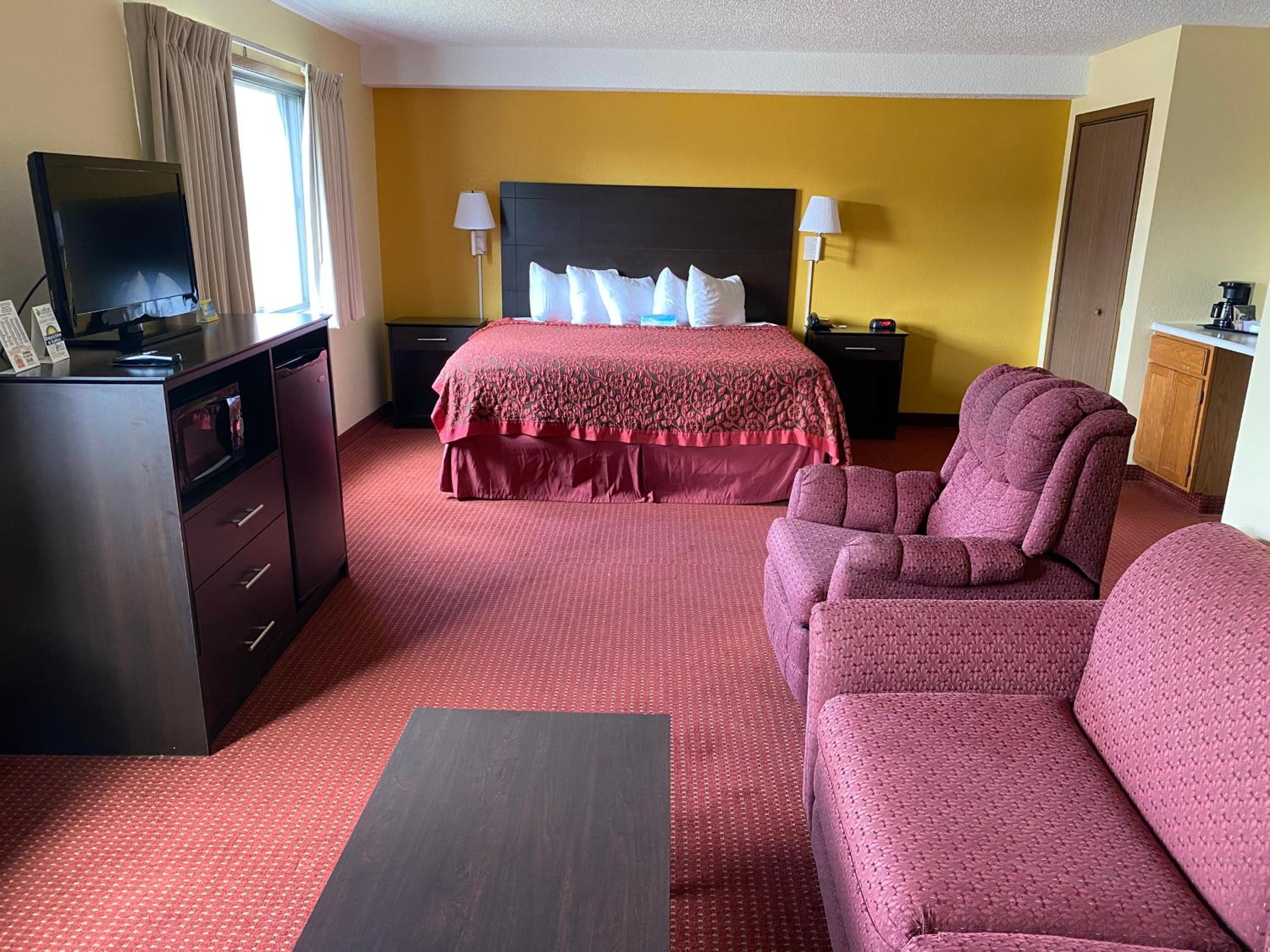 Deluxe King Suite - Non-Smoking - Photo 2