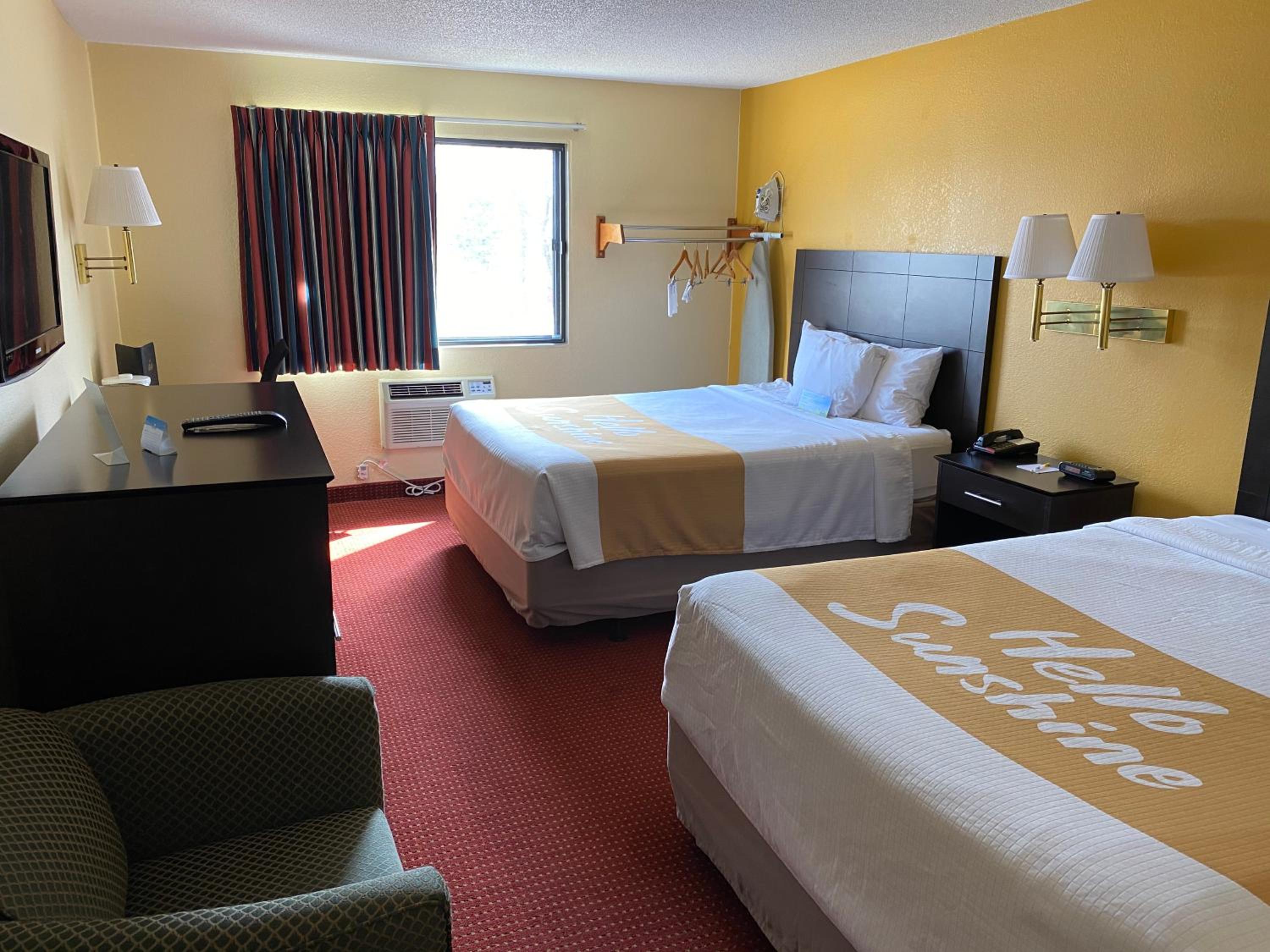 Queen Room with Two Queen Beds - Non-Smoking - Photo 2