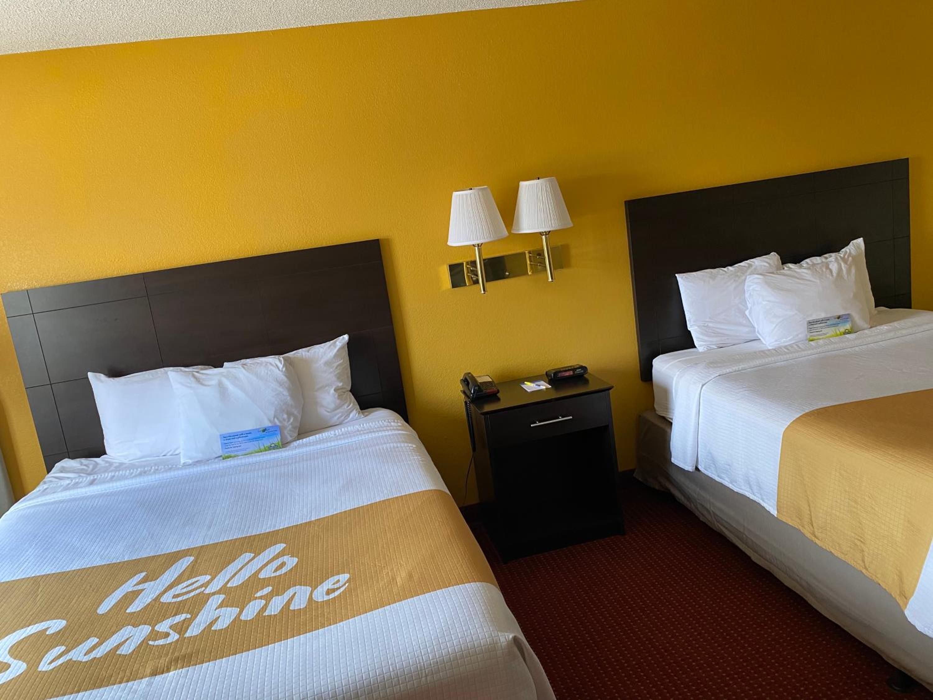 Queen Room with Two Queen Beds - Non-Smoking - Photo 3