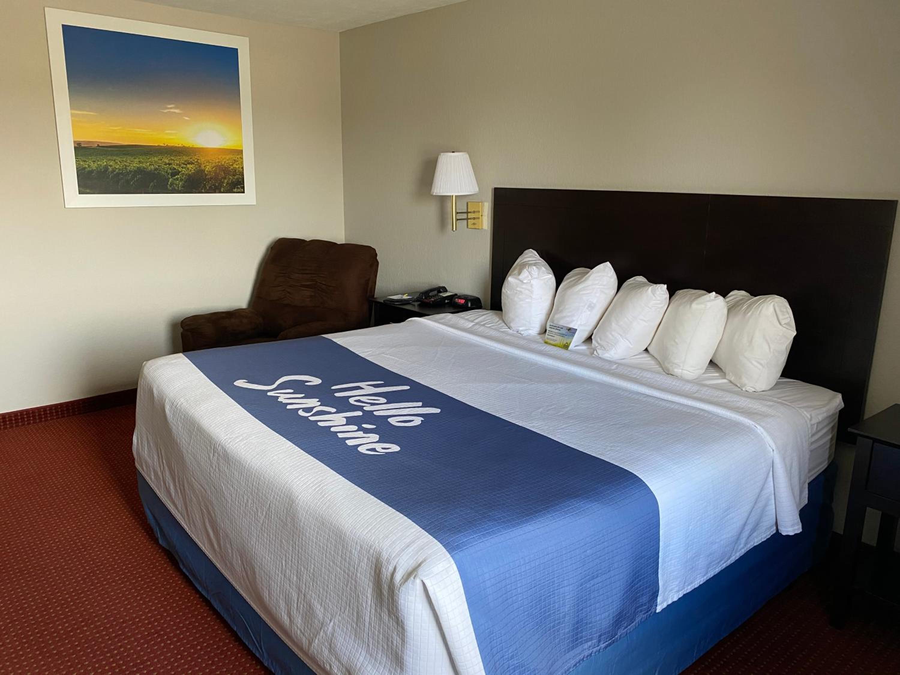 King Room - Non-Smoking - Photo 8