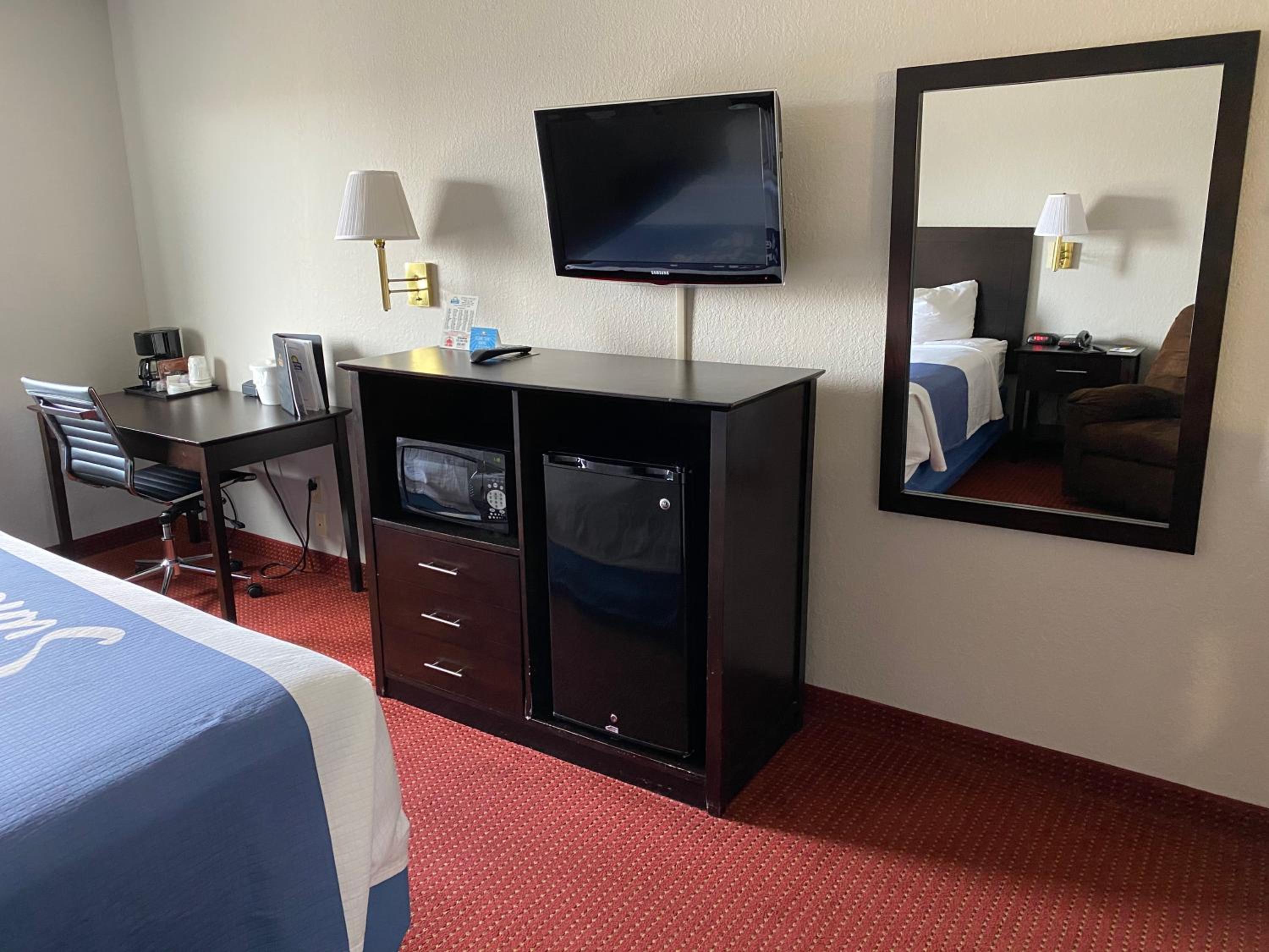 King Room - Non-Smoking - Photo 3