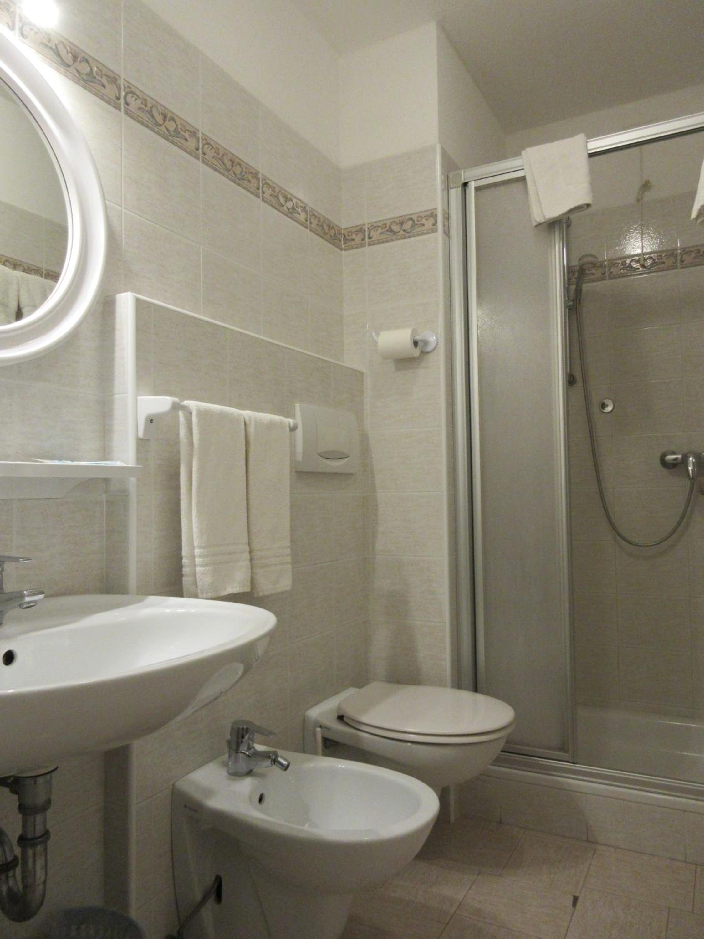 Twin Room With Bathroom photo 2