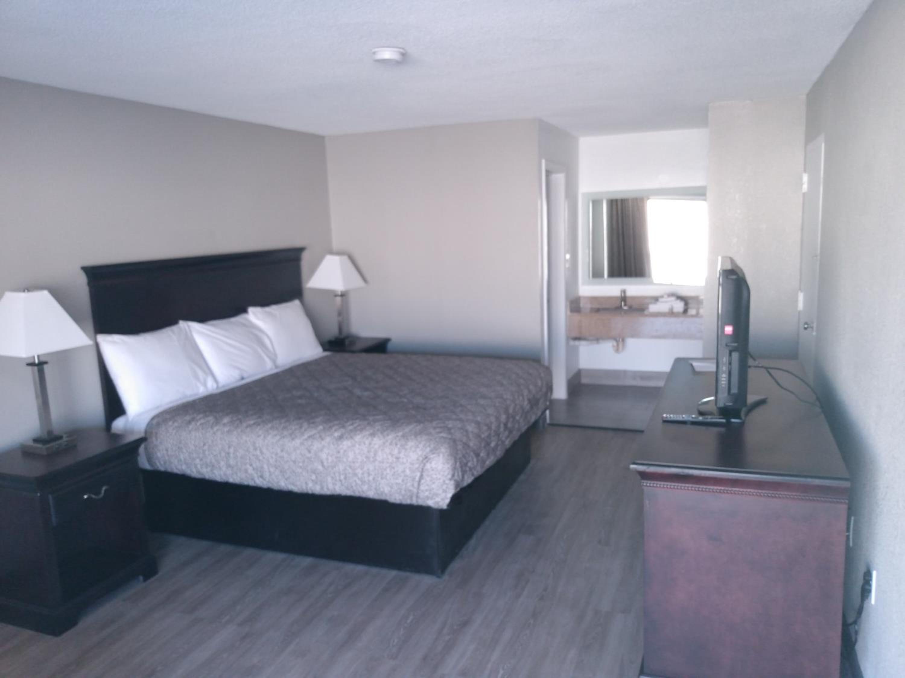 Deluxe King Room - Photo 7