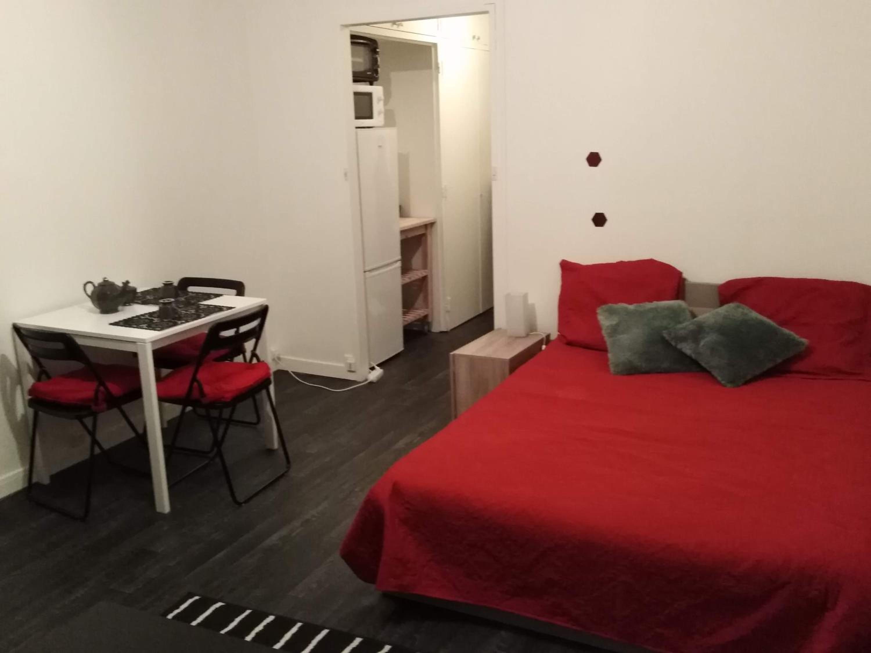 One-Bedroom Apartment photo 1