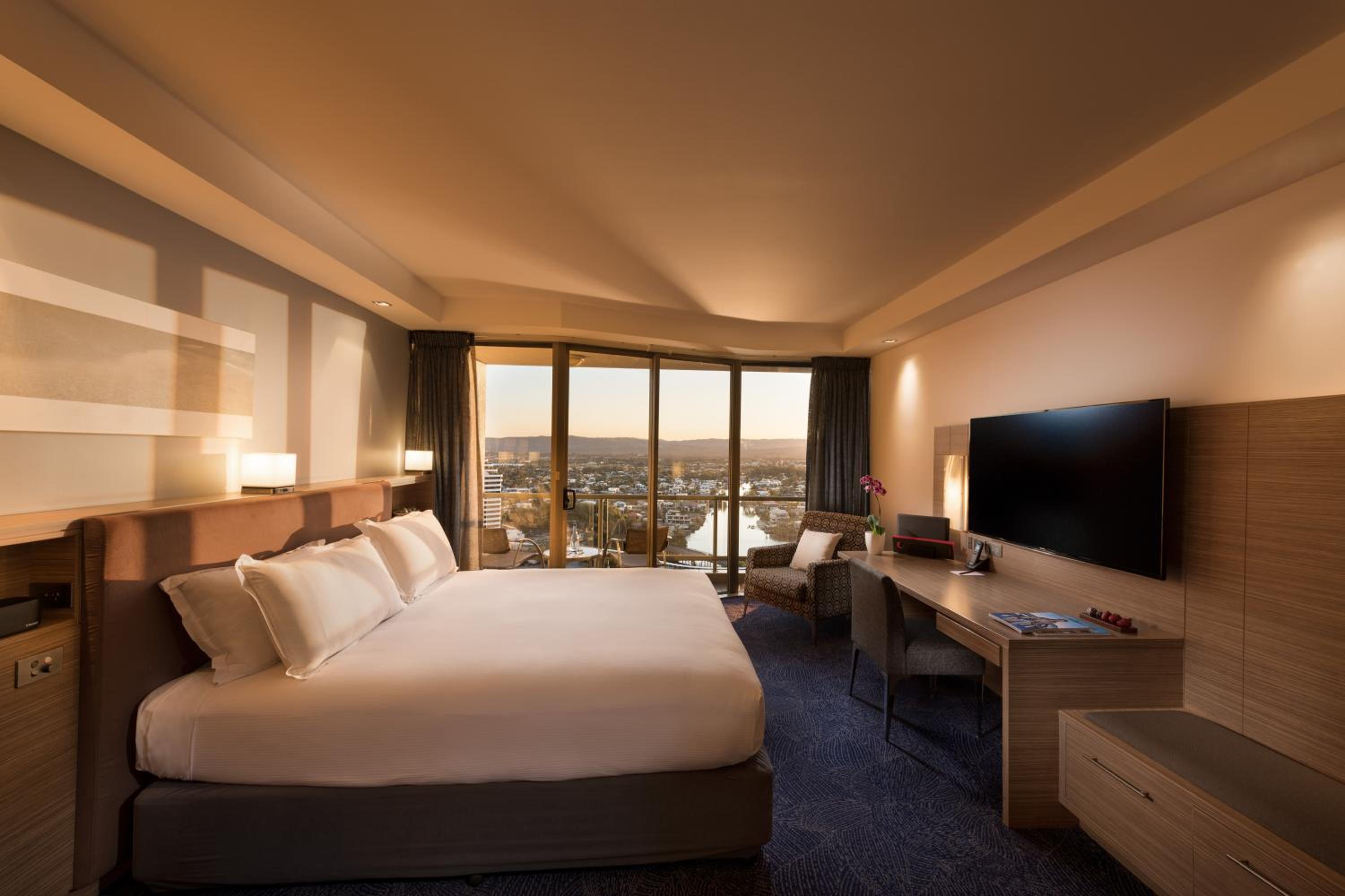Classic King Room with City View and One King Bed - Photo 5