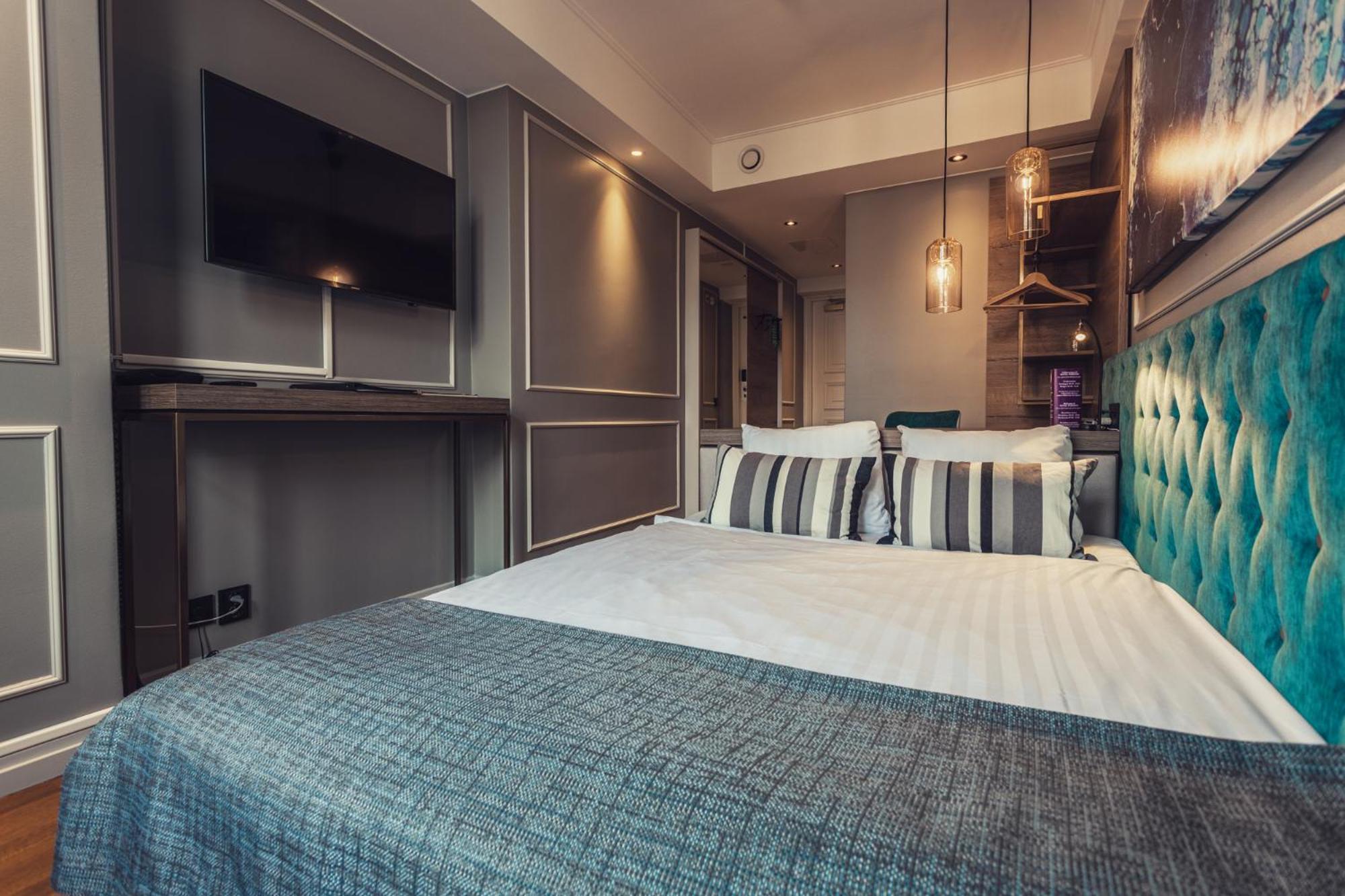 Economy Double Room (55 in bed) - Photo 2