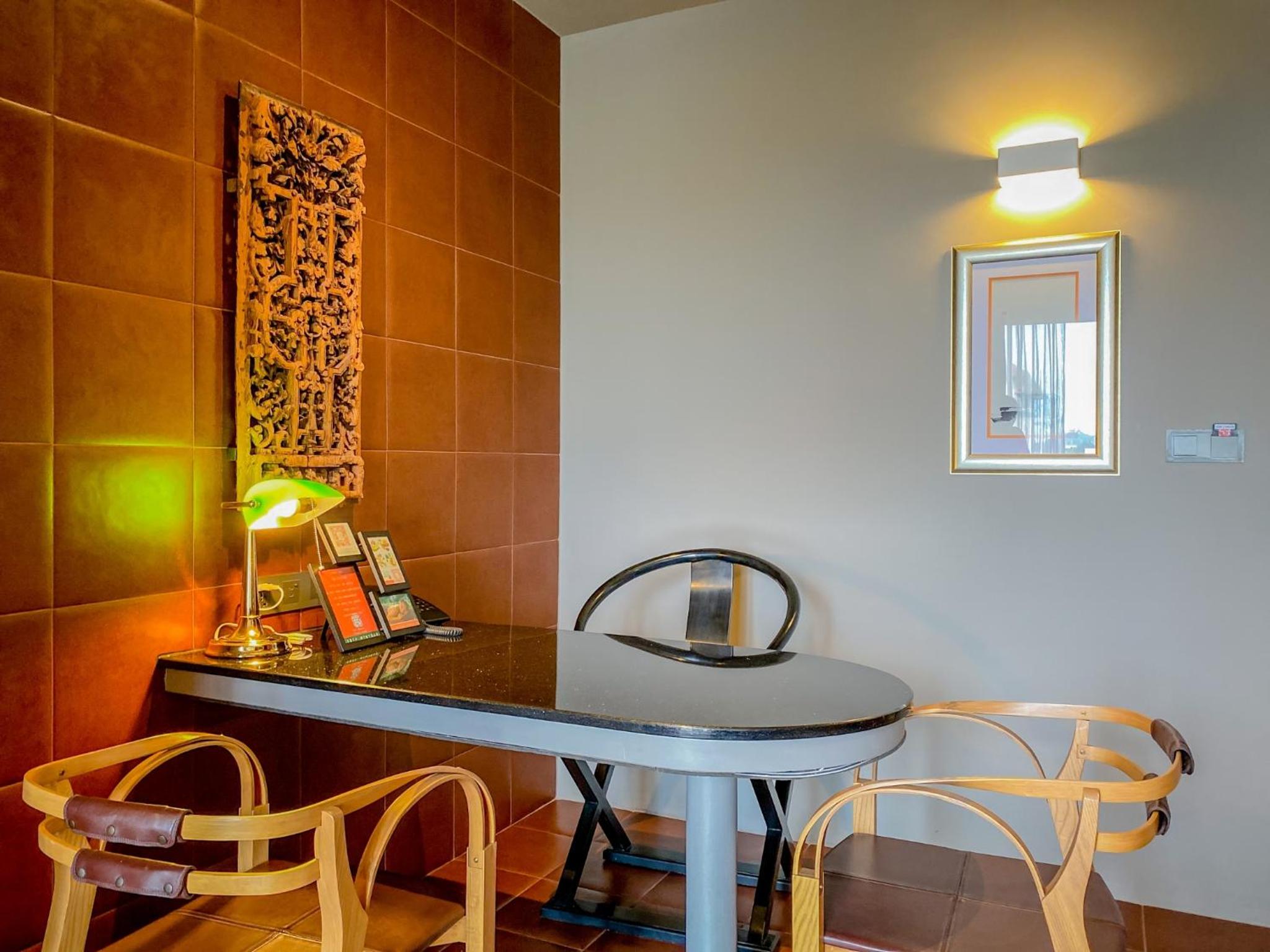 Executive Suite - Photo 11