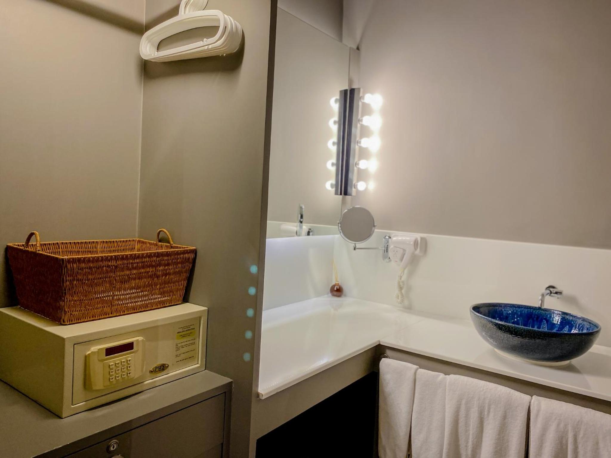 Executive Suite - Photo 4