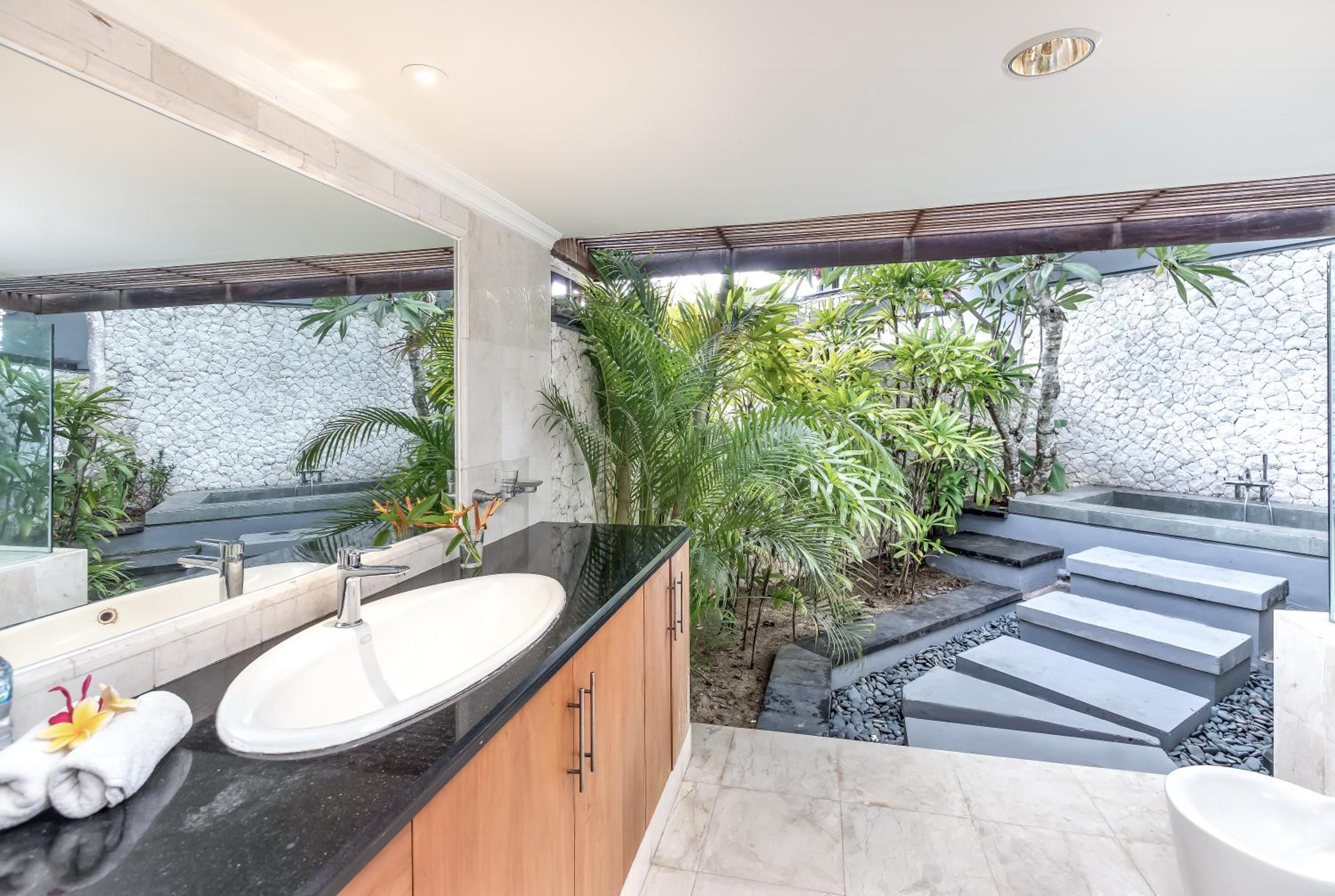 Five Bedroom Villa with Sea View - Photo 4