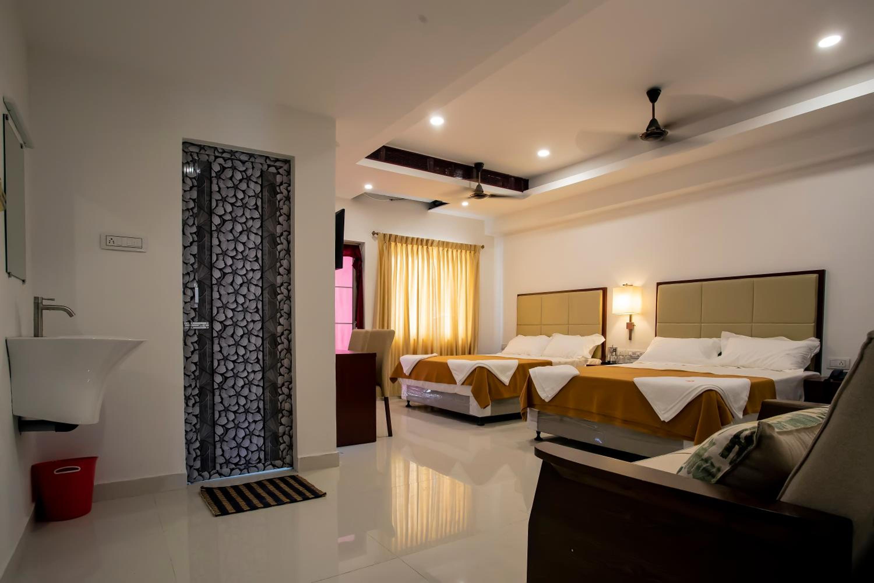 Quadruple Room with Balcony photo 3