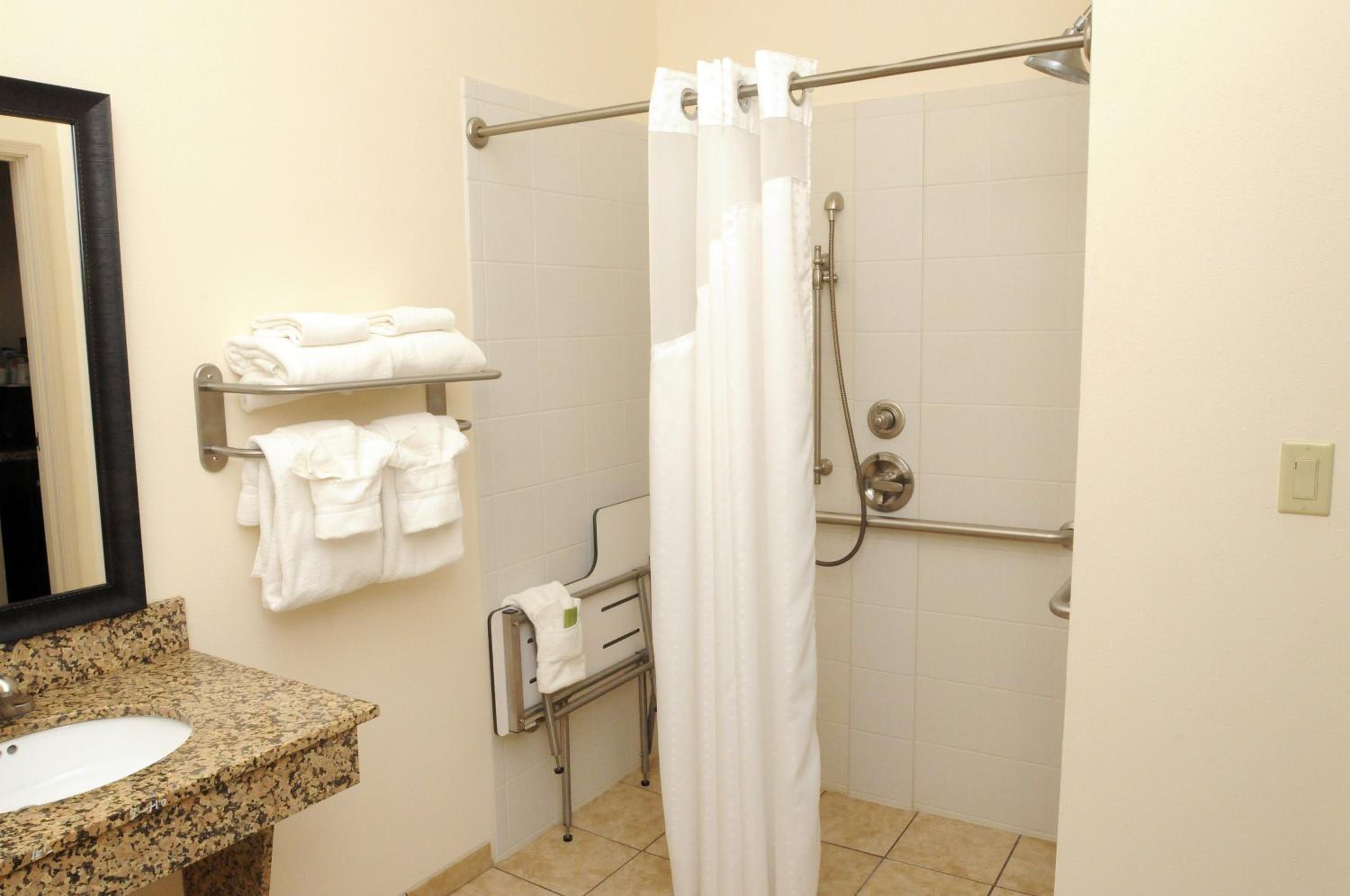 King Room - Hearing Accessible - Roll-in Shower photo 2