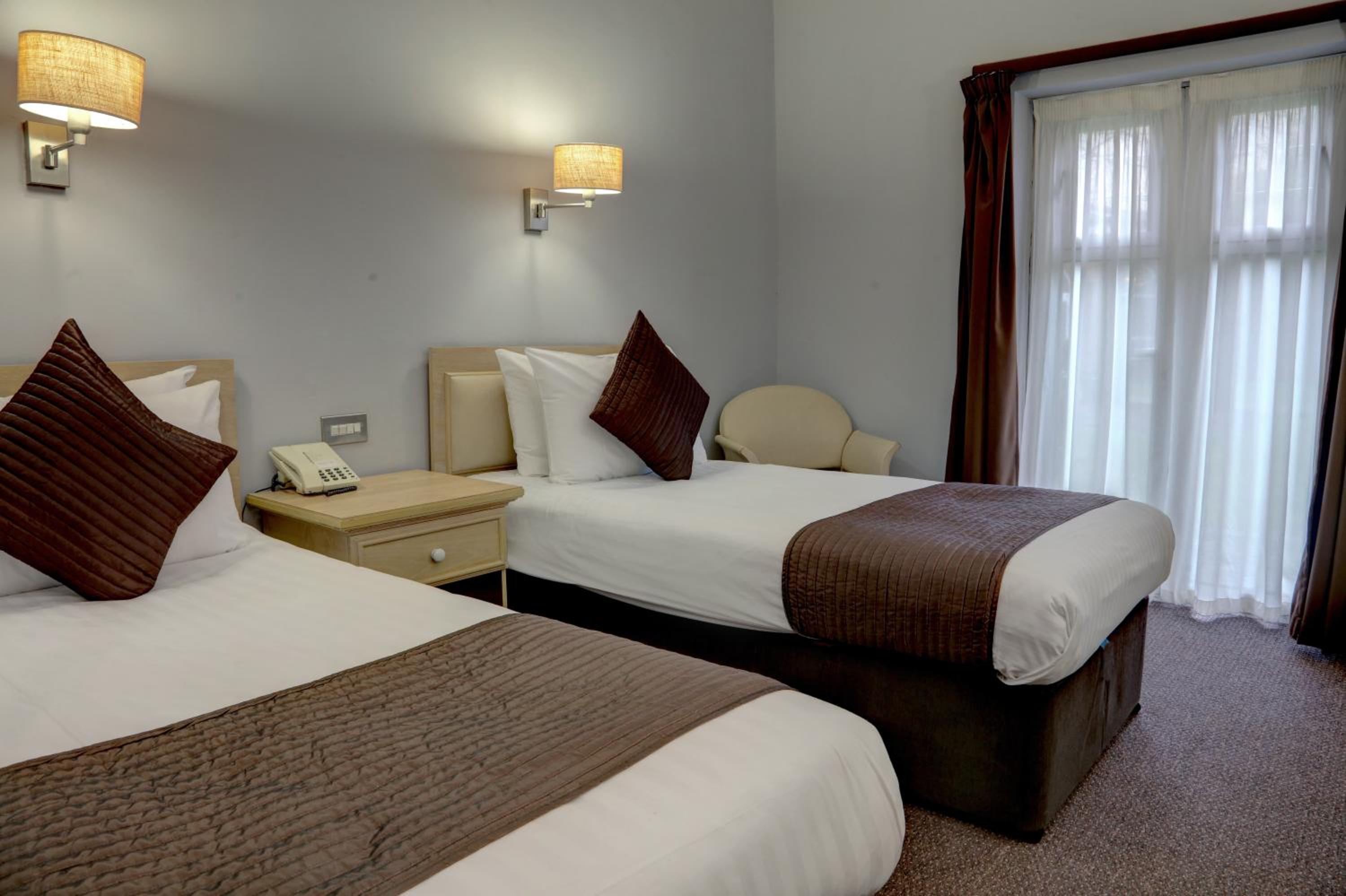 Family Room with 1 Double and 1 Twin Bed - Non-Smoking
