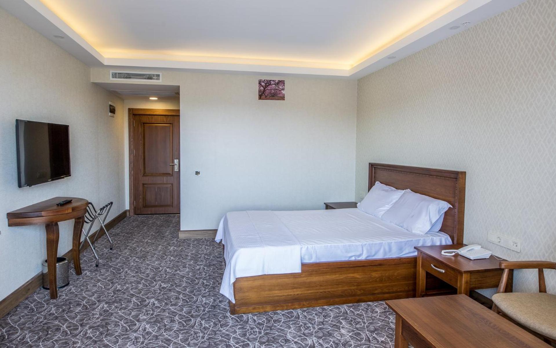 Deluxe Double Room with Balcony photo 2