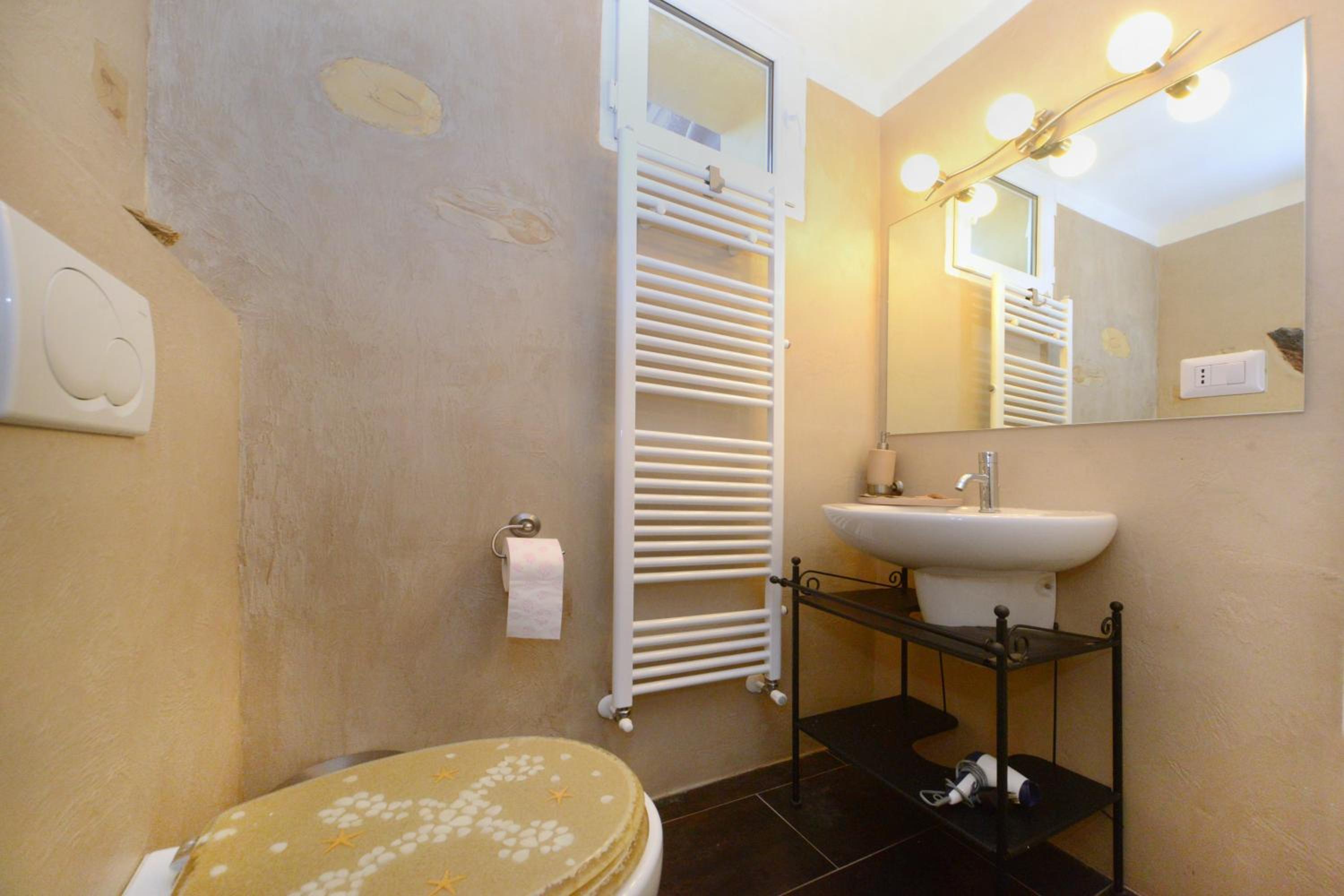 King Room with Balcony - Photo 8