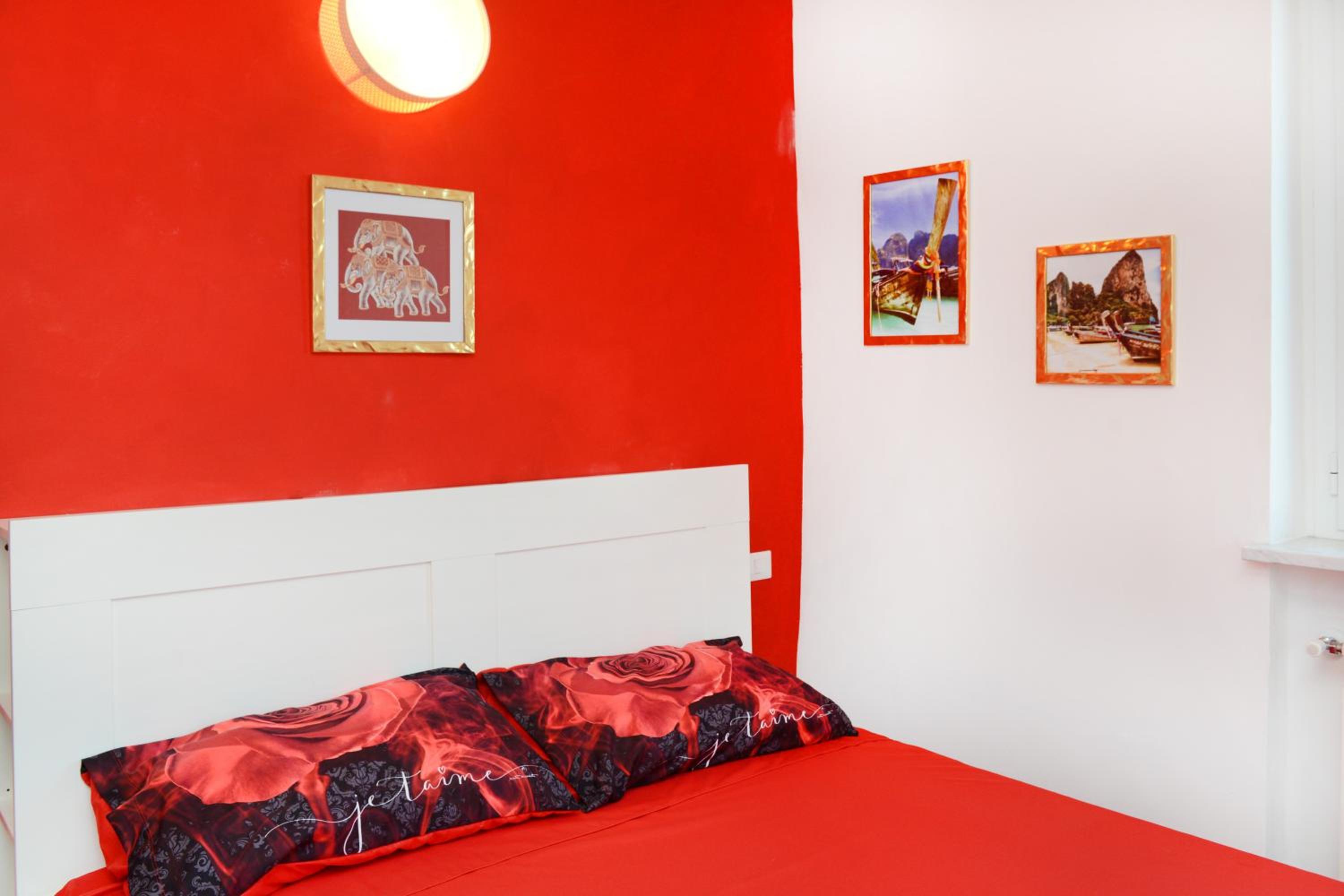 King Room with Balcony - Photo 10