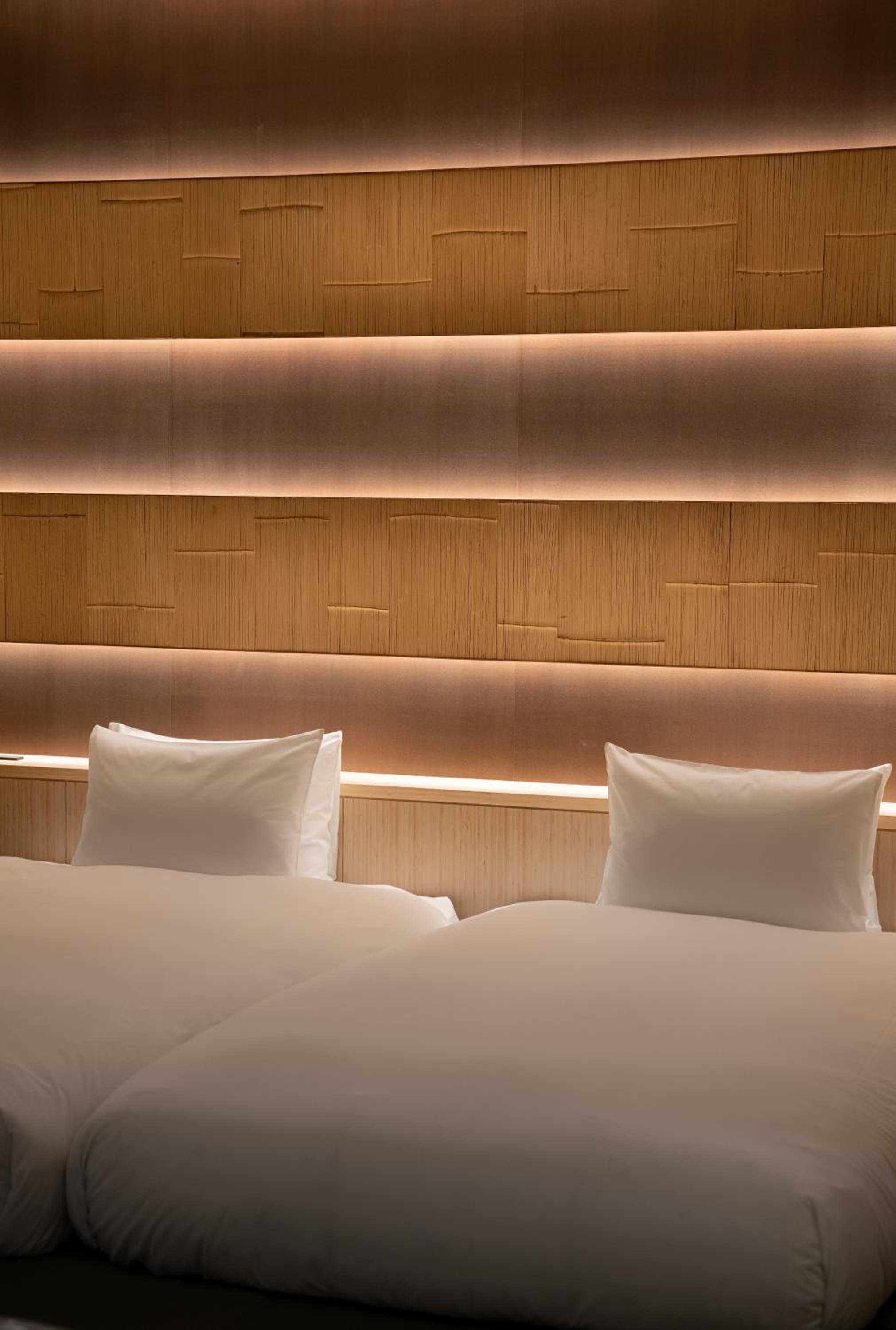 Suite - Photo 13