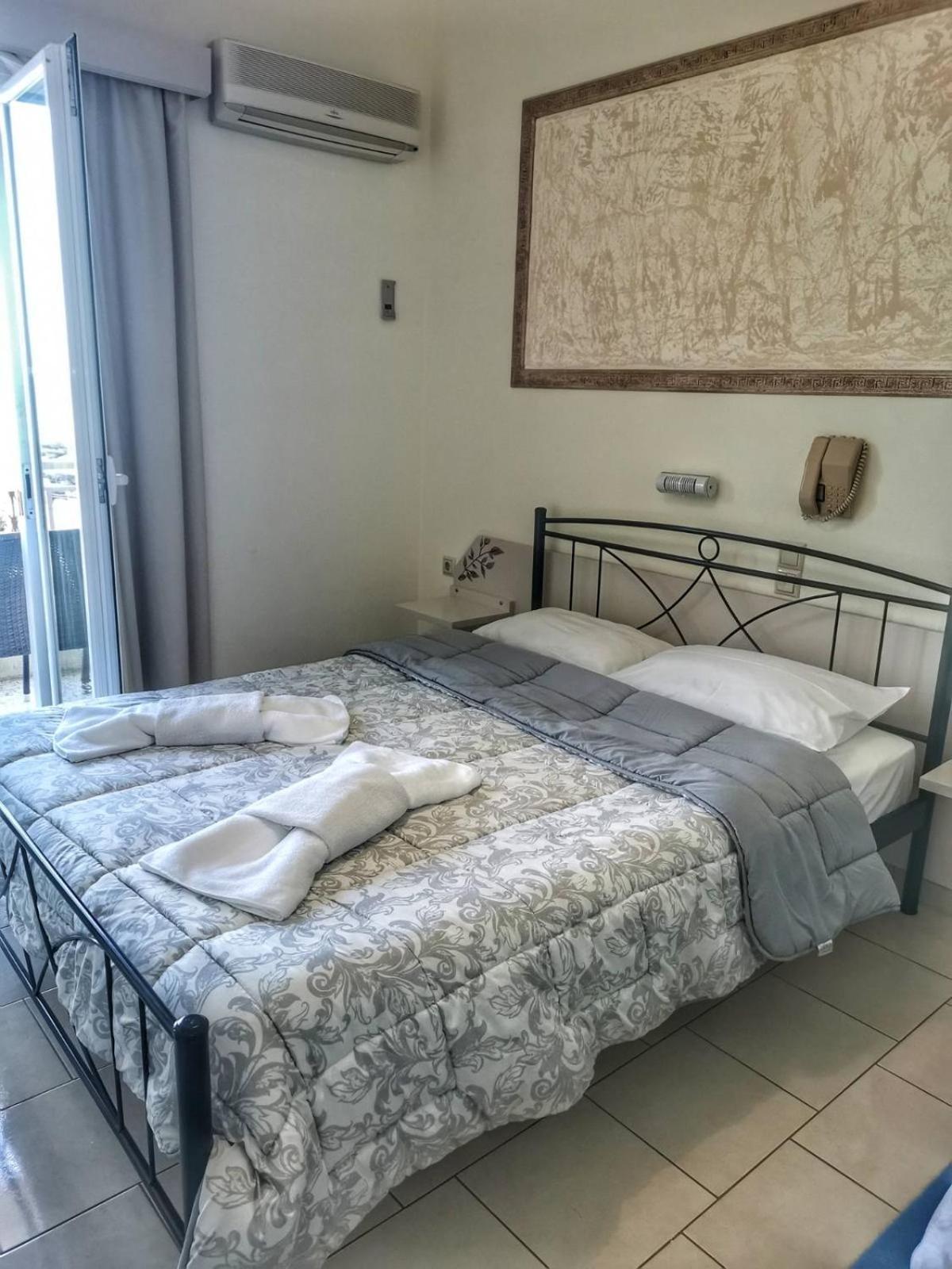 Double or Twin Room with Sea View - Photo 32