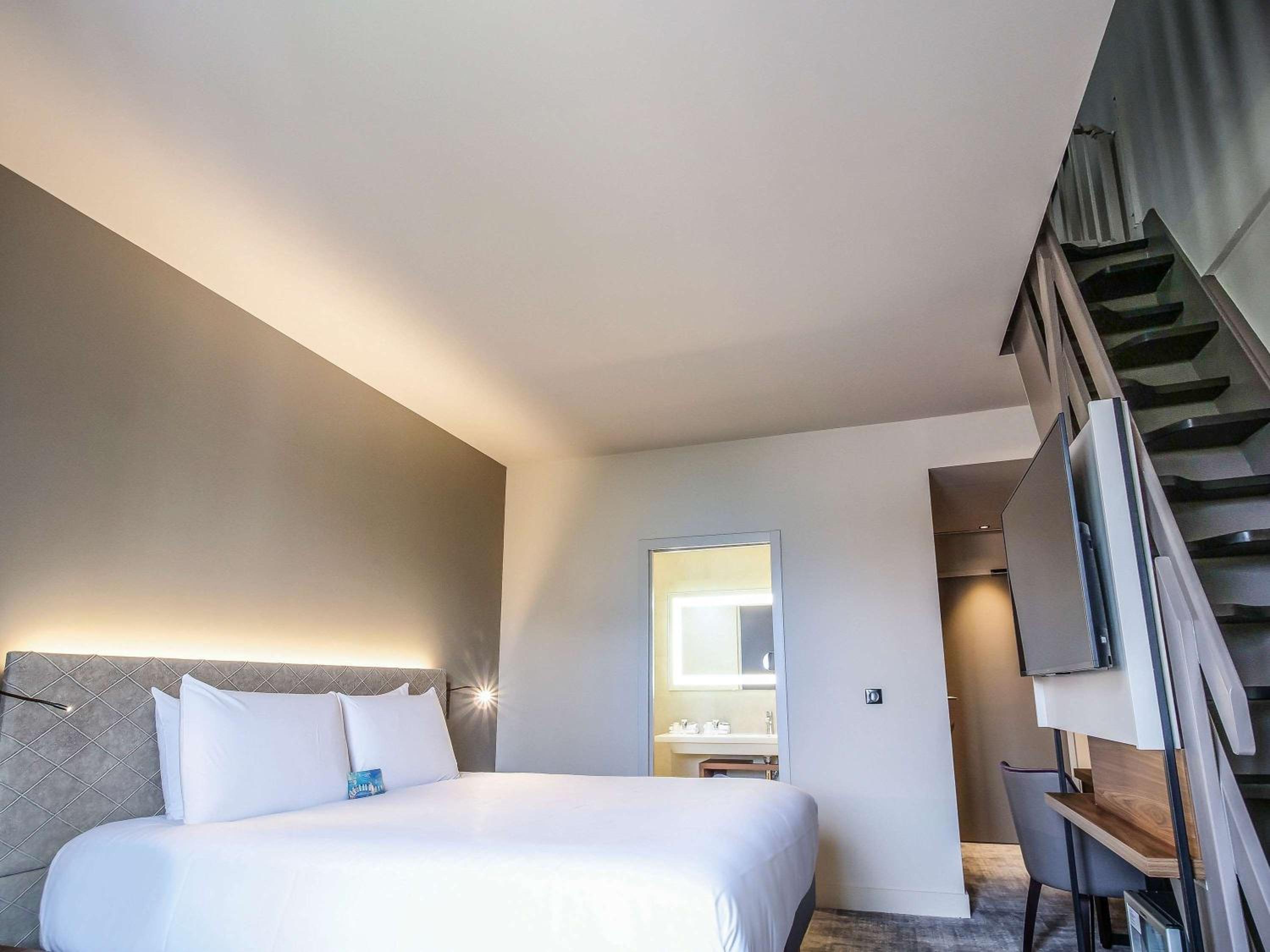 Family Suite with One Double Bed and Twin Beds photo 3