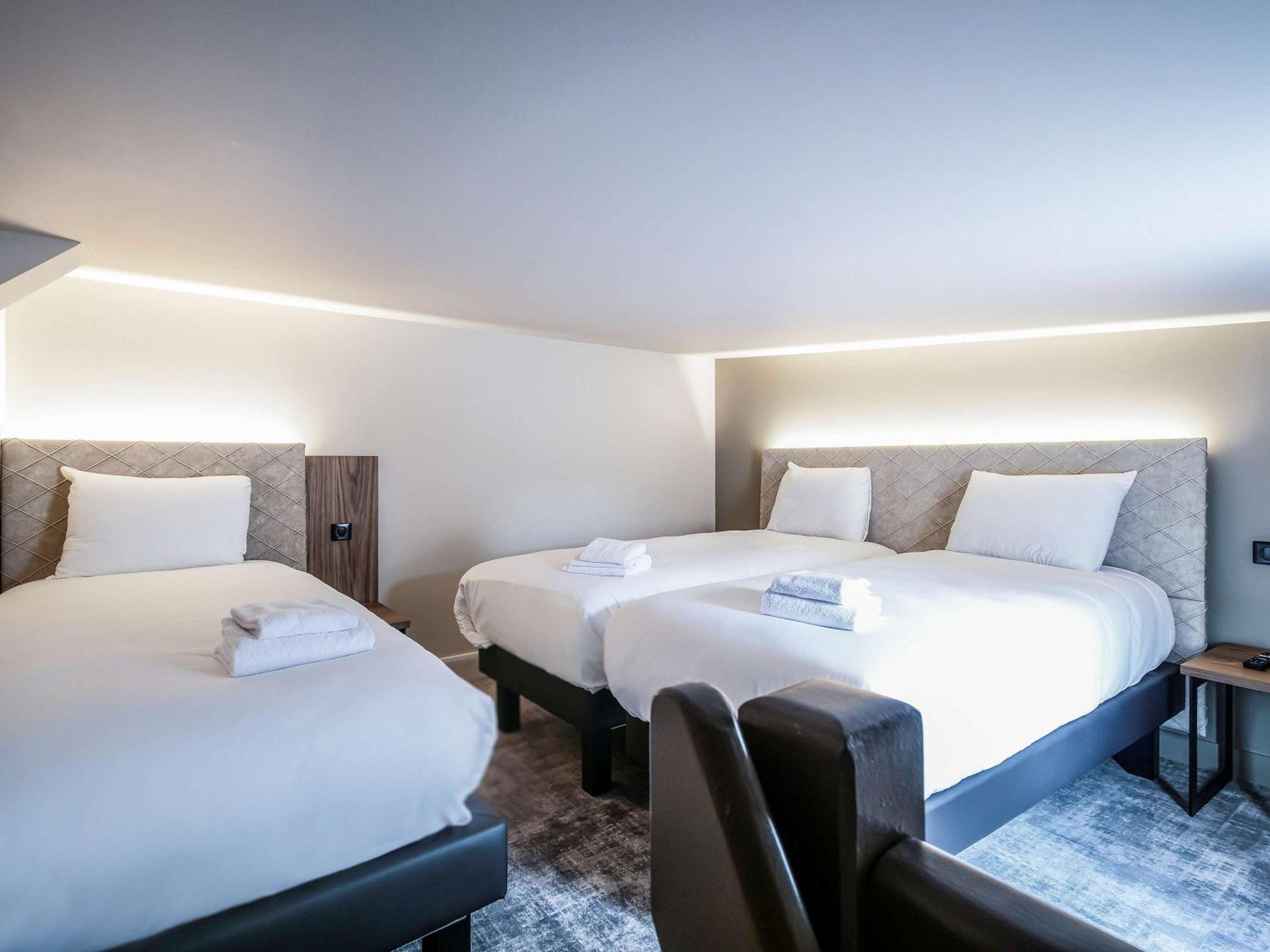 Family Suite with One Double Bed and Twin Beds photo 2