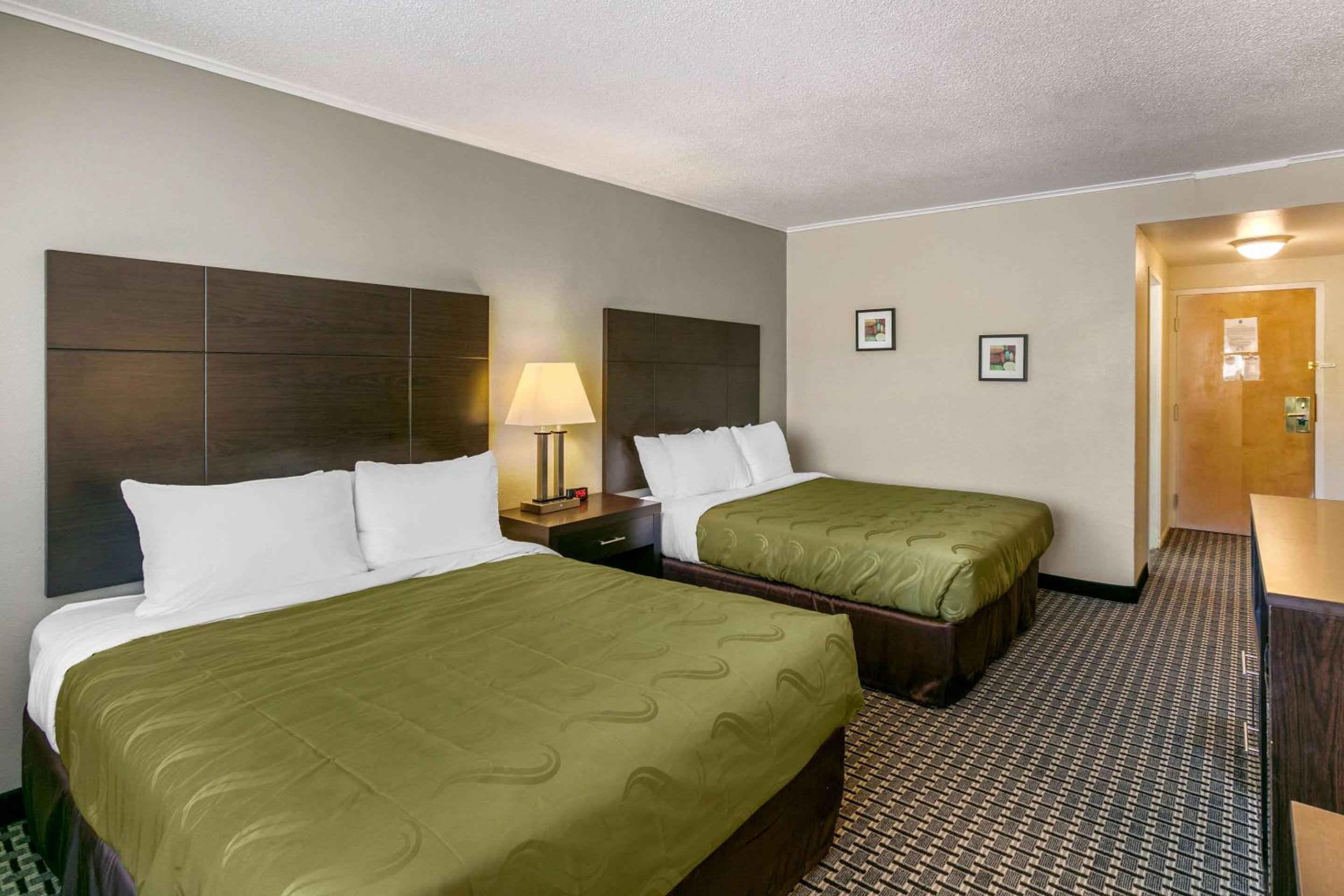 Queen Room with Two Queen Beds - Non-Smoking photo 3