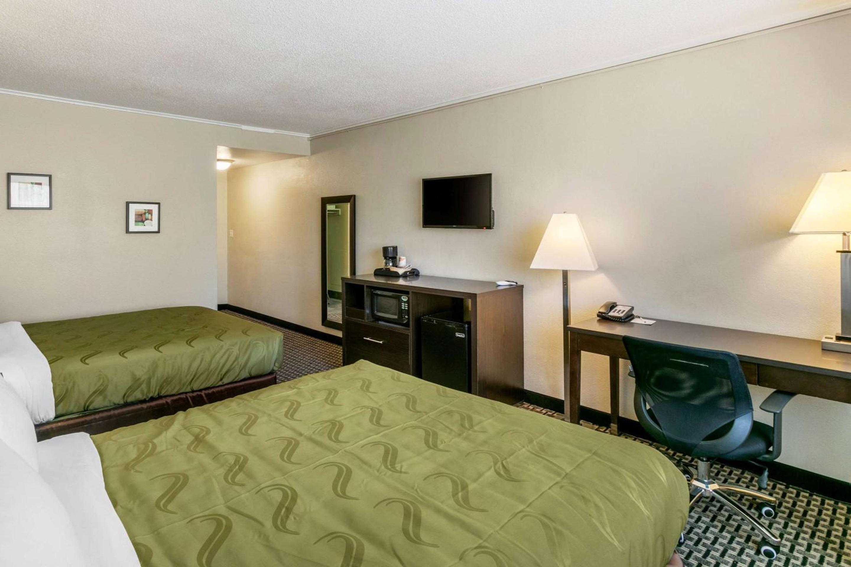 Queen Room with Two Queen Beds - Non-Smoking photo 2