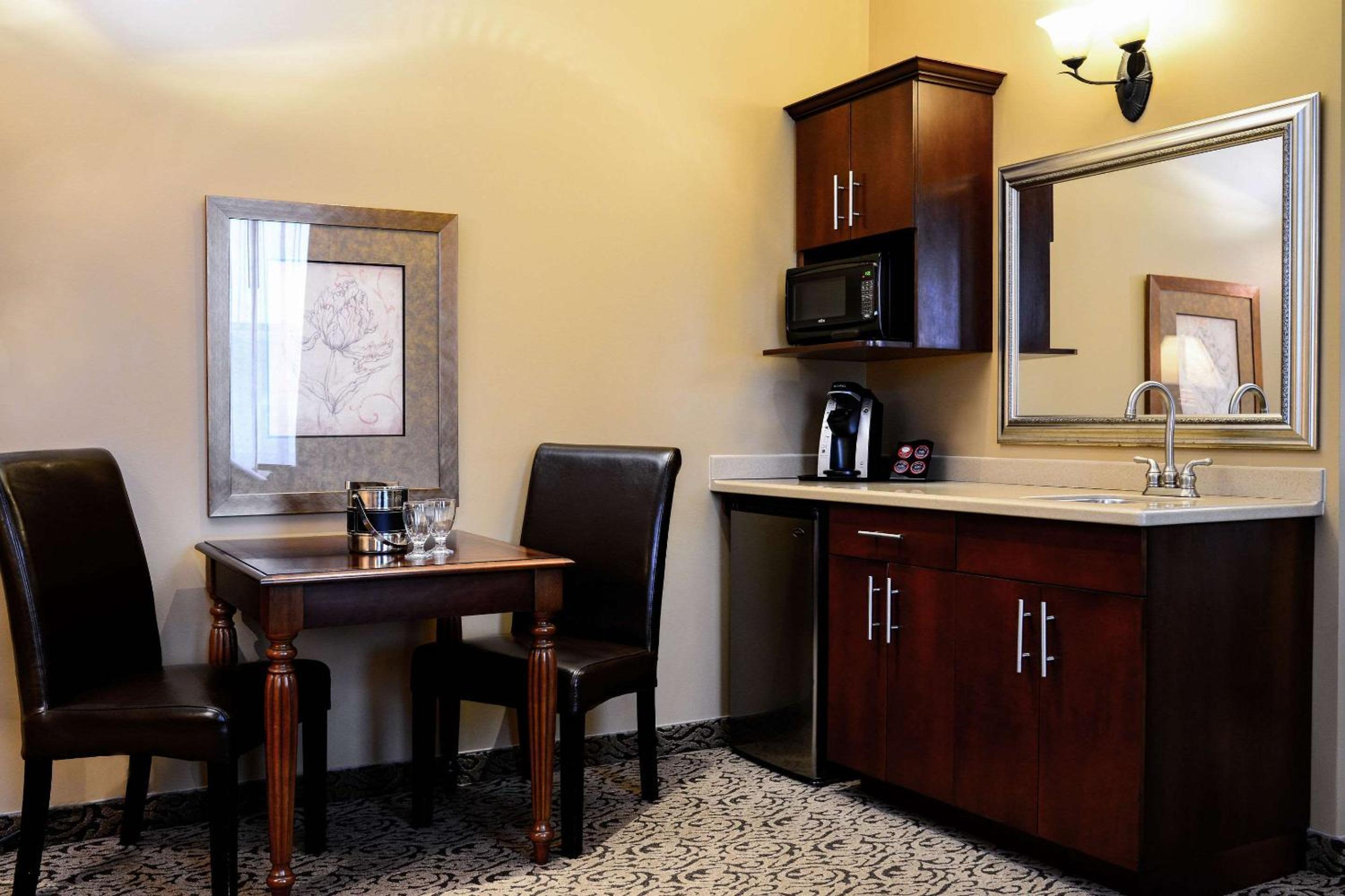 One-Bedroom King Suite - Non-Smoking - Photo 4