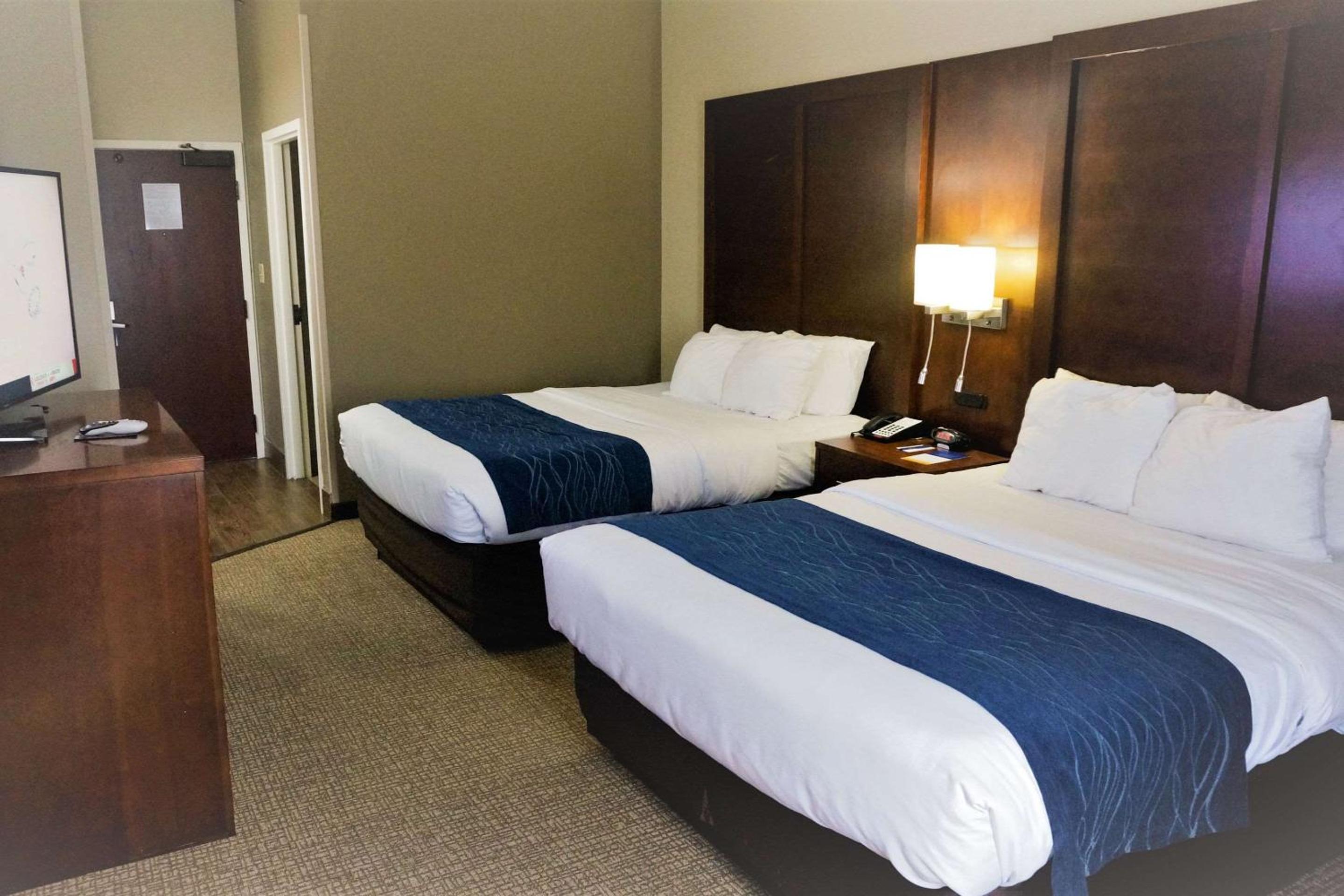 Queen Room with Two Queen Beds - Non-Smoking - Photo 1
