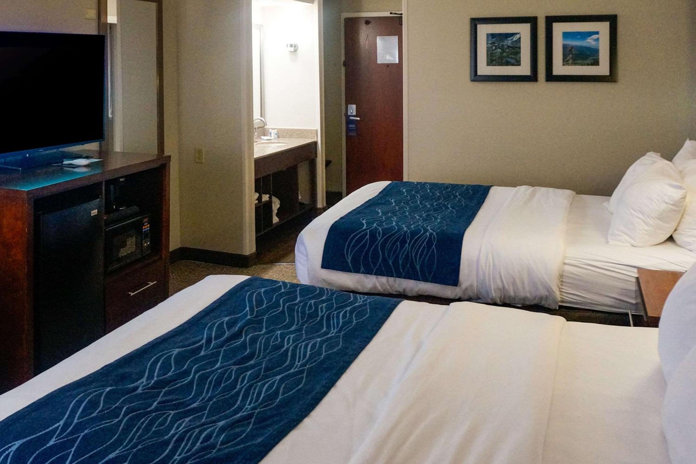 Queen Room with Two Queen Beds - Non-Smoking - Photo 3