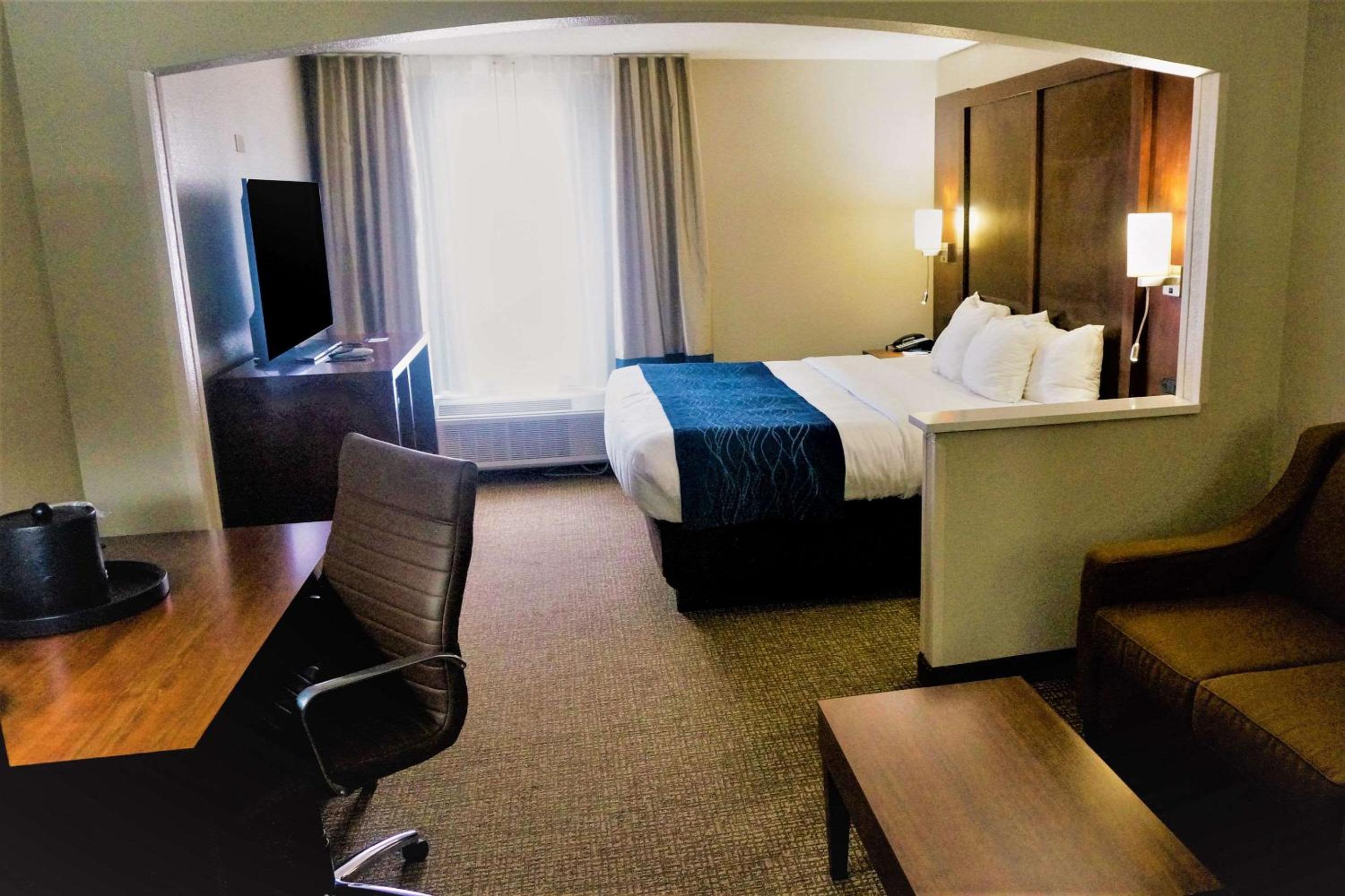 Upgrade King Suite - Non-Smoking - Photo 4