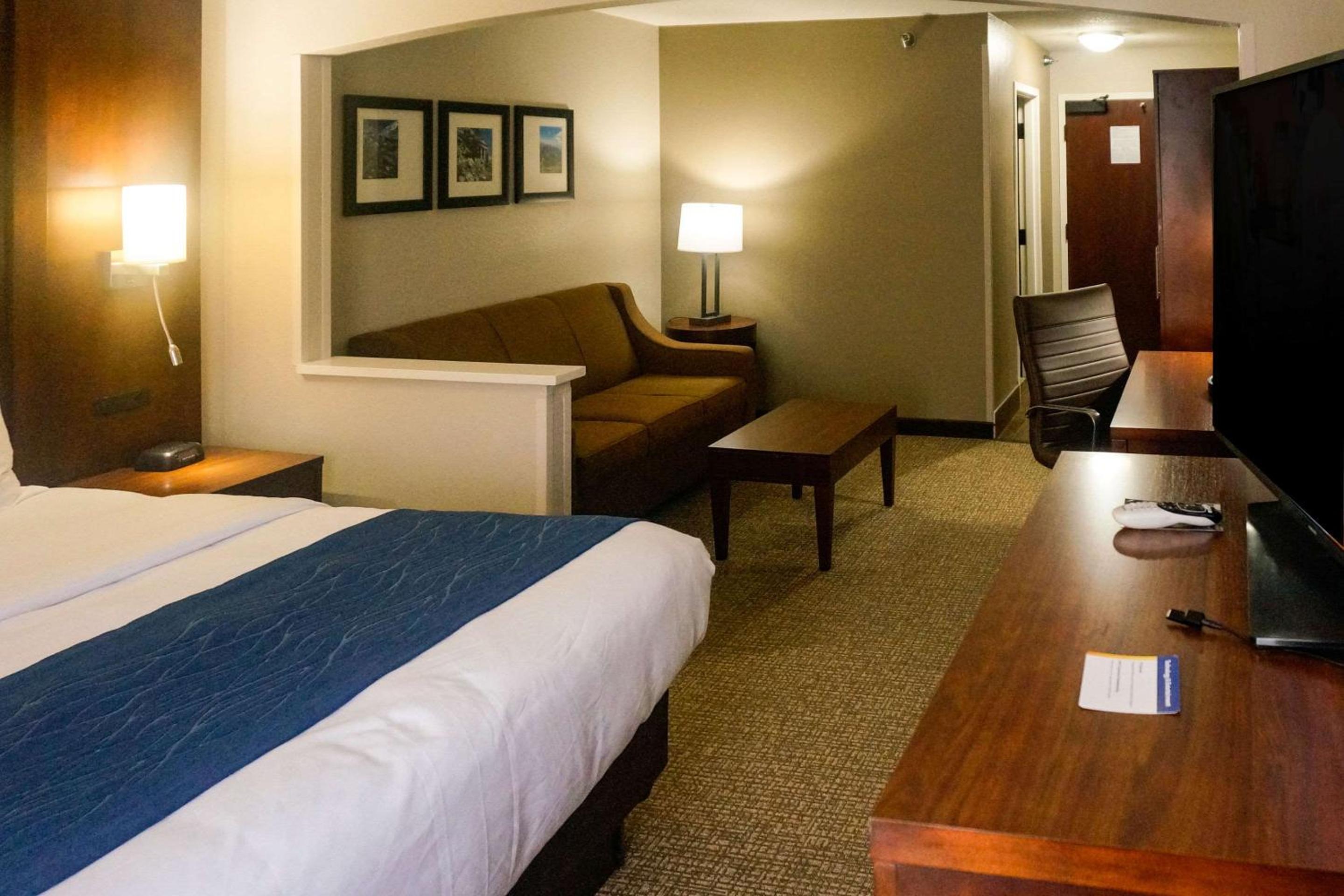 Upgrade King Suite - Non-Smoking - Photo 2