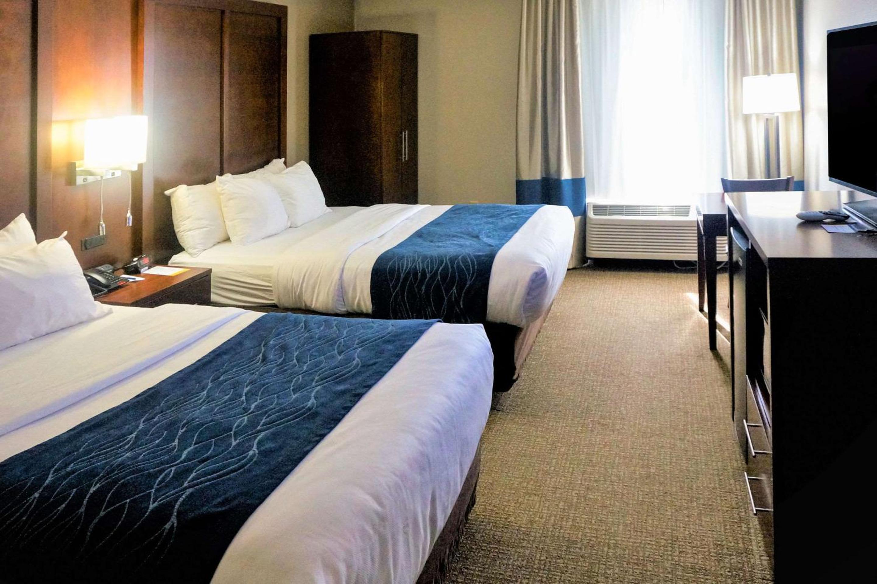 Queen Room with Two Queen Beds - Non-Smoking - Photo 2