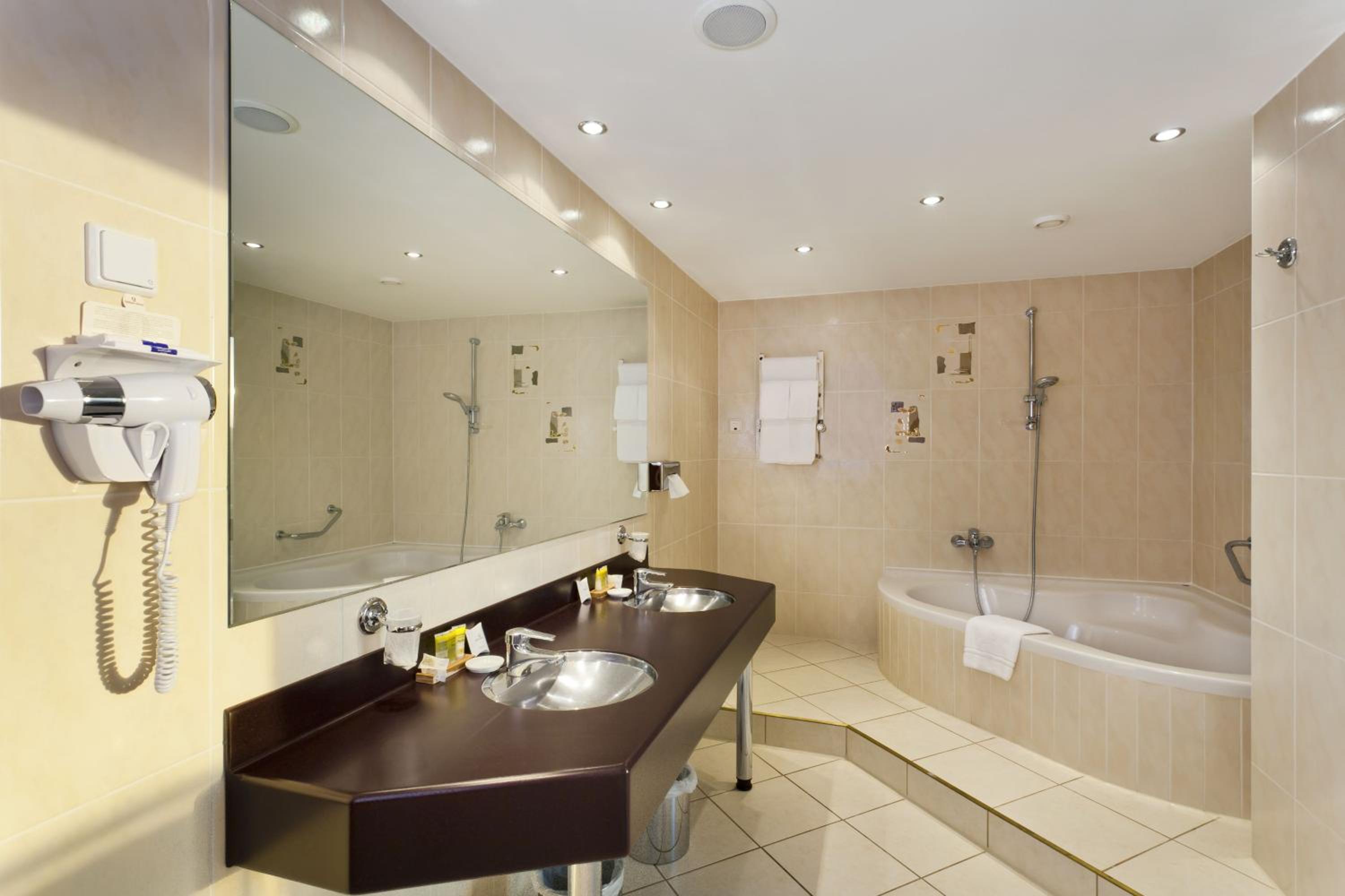 Luxury Apartment - Photo 11