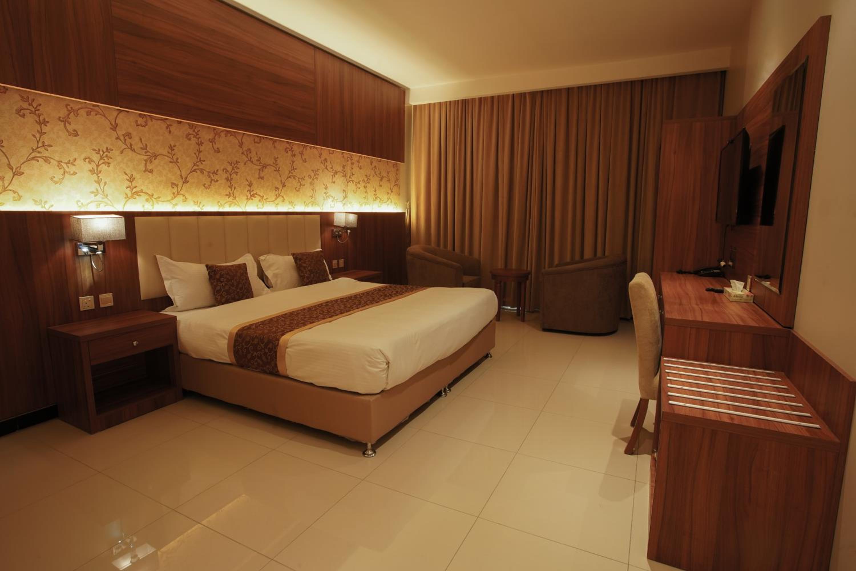 Queen Suite with Spa Bath photo 1