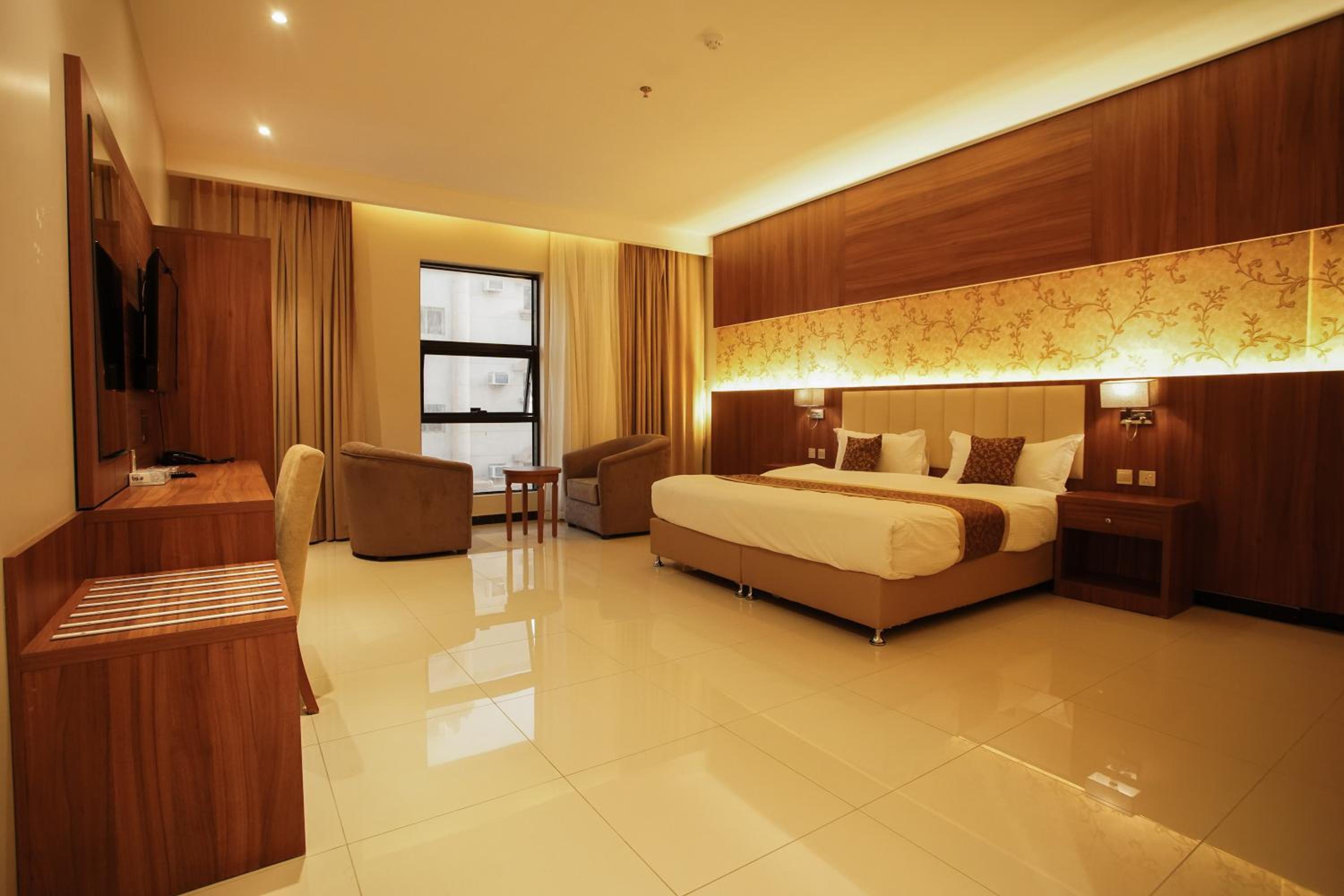 Queen Suite with Spa Bath photo 2