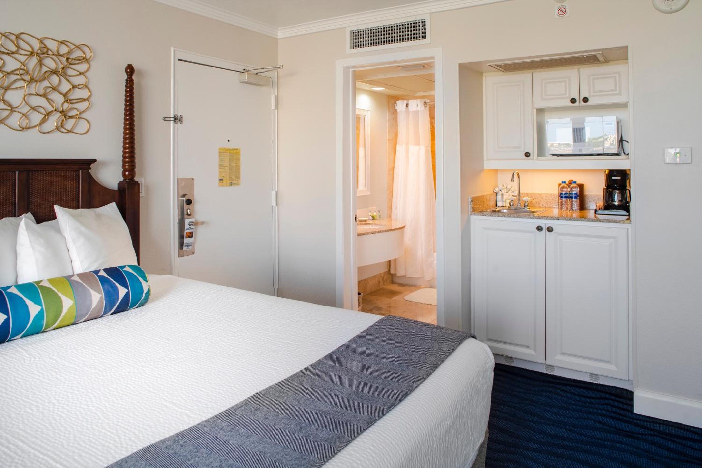 King Room with Balcony - Photo 3
