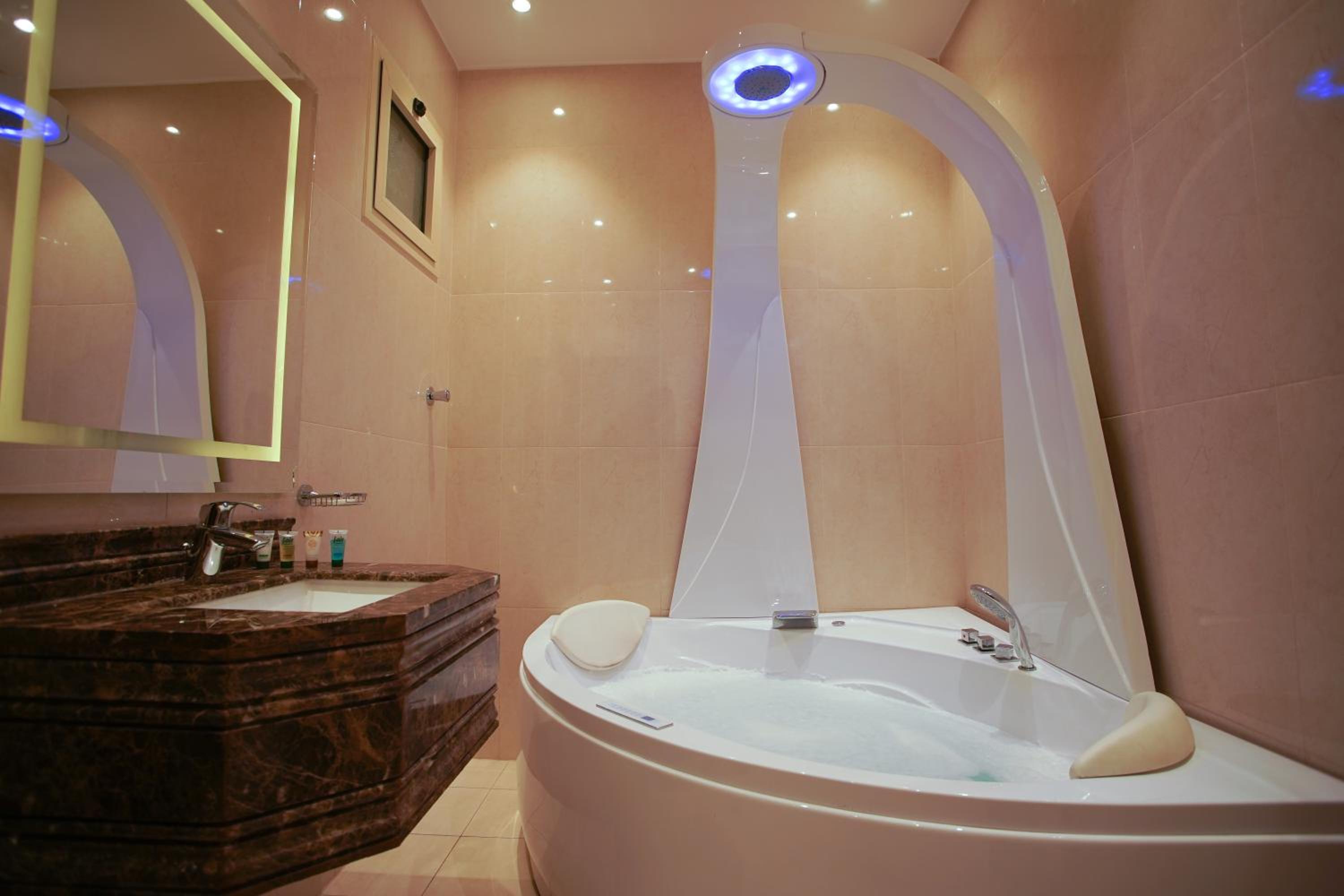Queen Suite with Spa Bath photo 3