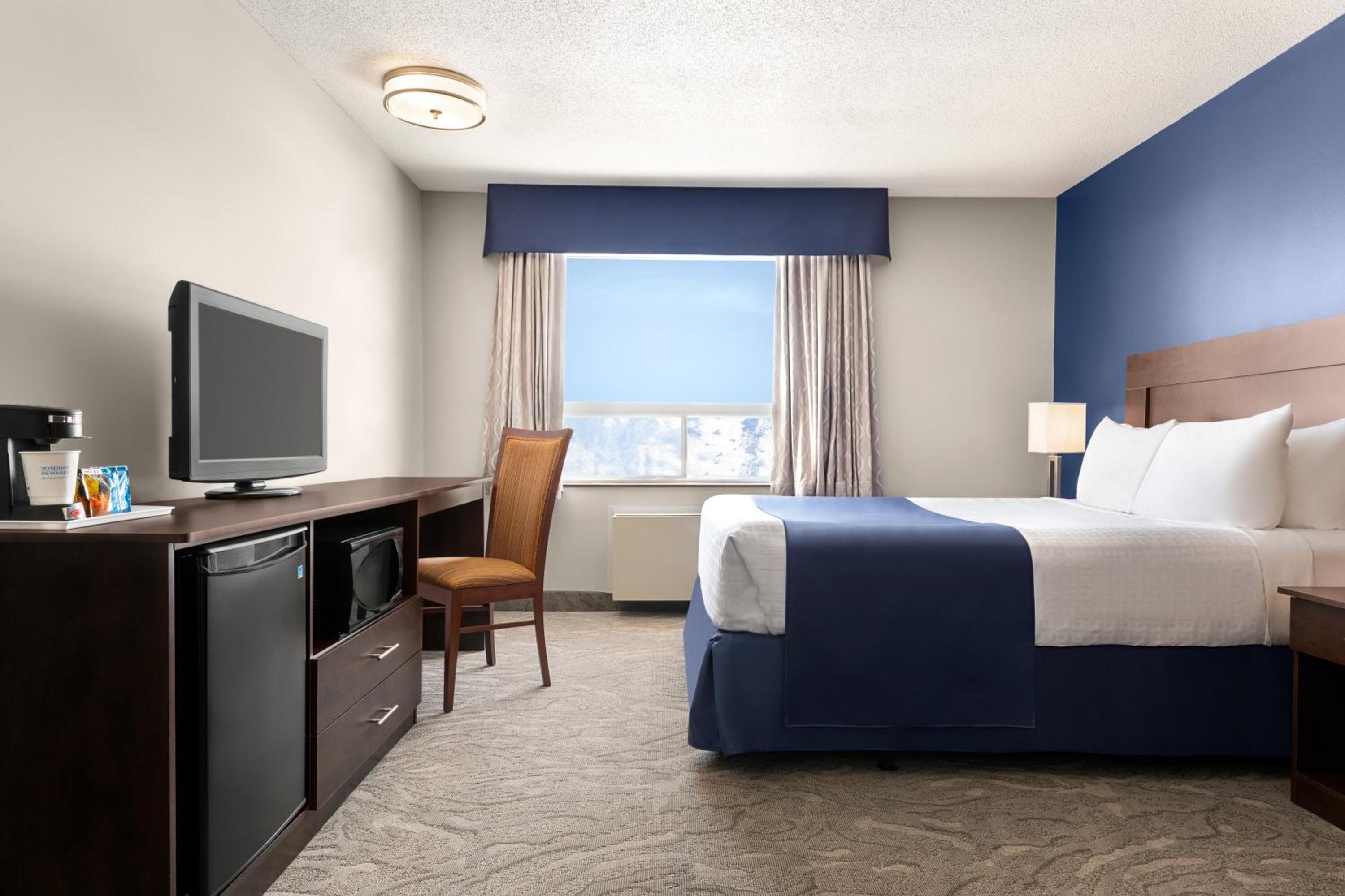 King Room - Non-Smoking - Photo 2
