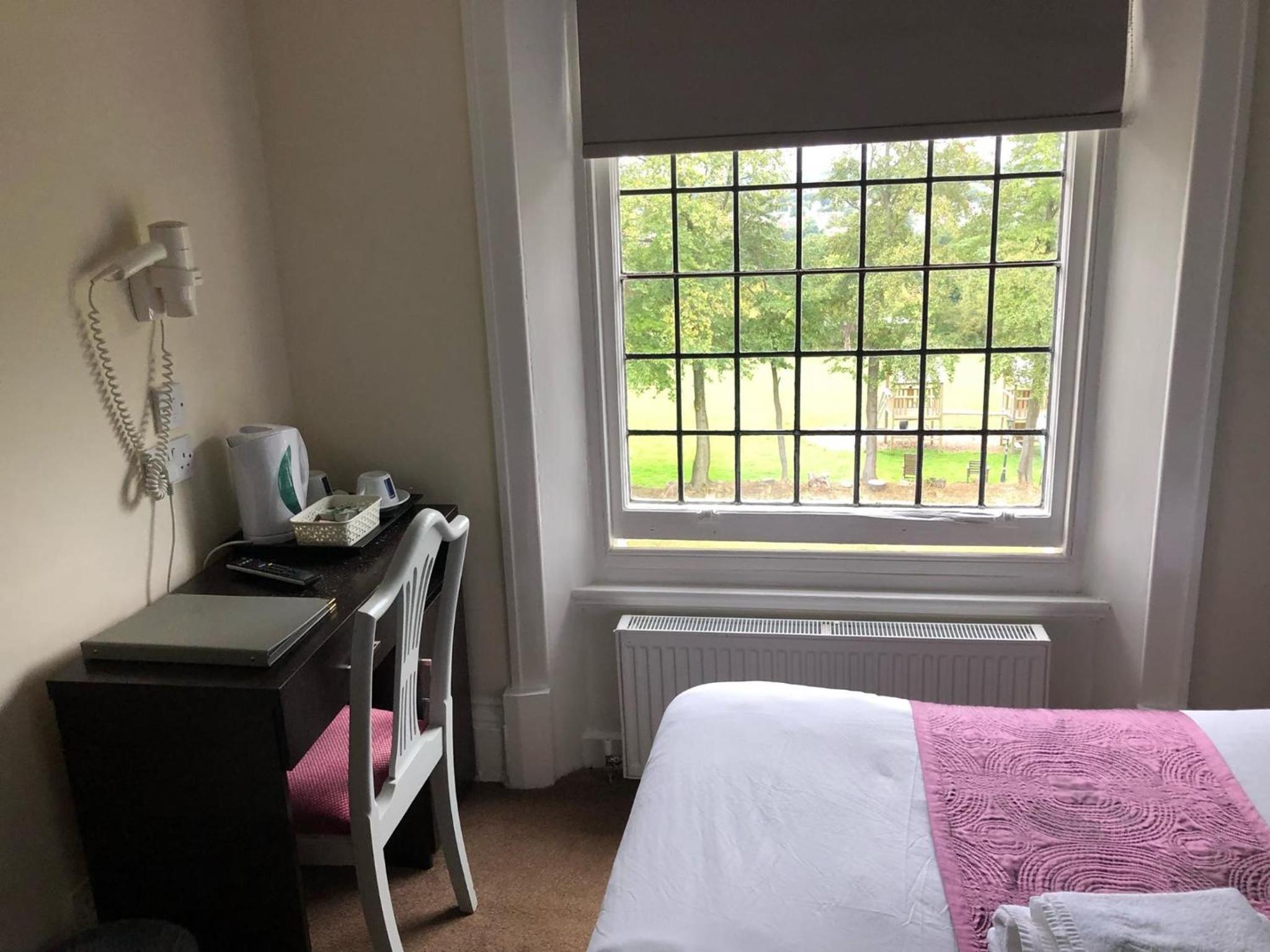 En-Suite Double Room with Garden View - Photo 2