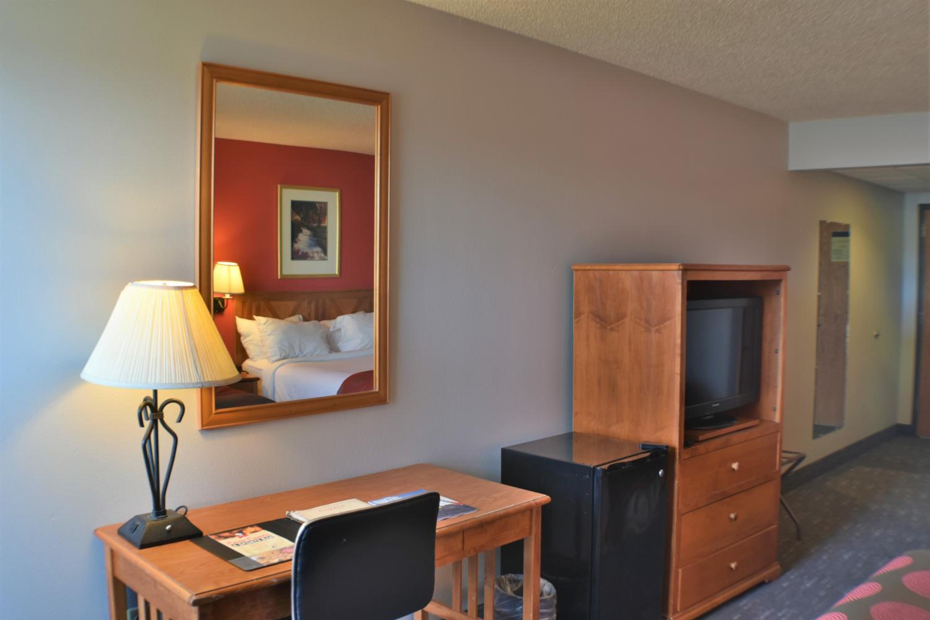 King Room - Non-Smoking - Photo 5